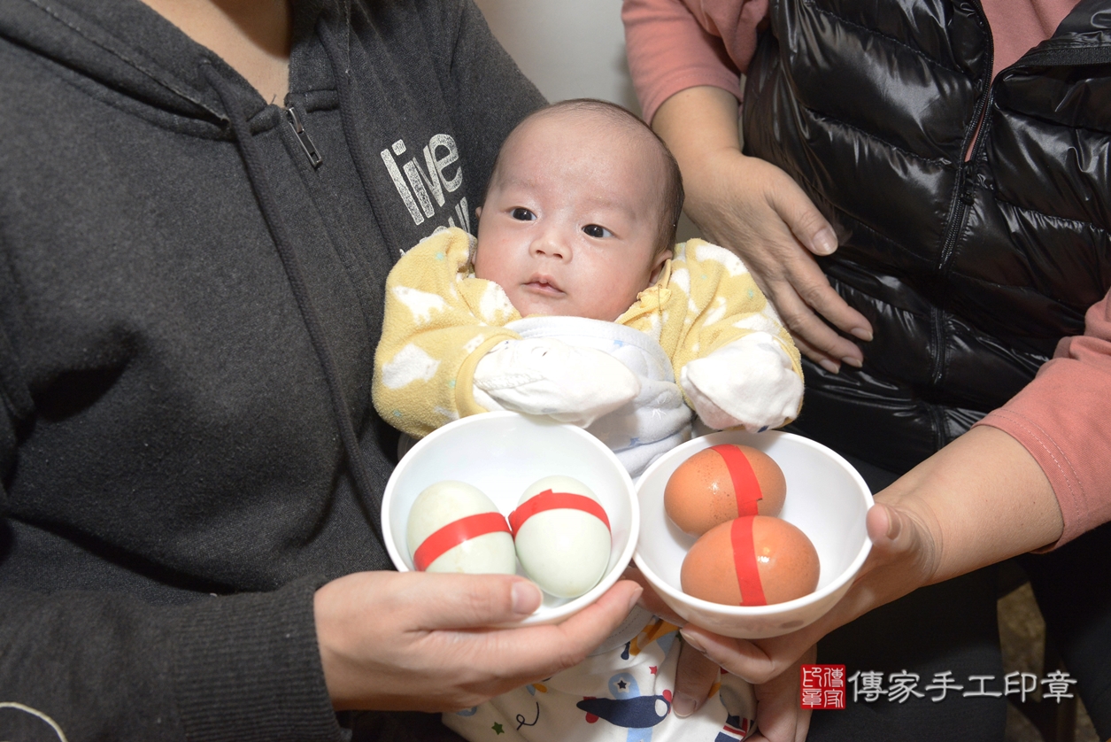 剃胎毛、滿月剃頭、嬰兒剃頭、嬰兒理髮、嬰兒剃髮、嬰兒剃胎毛、嬰兒滿月剃頭、張寶寶剃頭、剃胎毛儀式、剃胎毛吉祥話、滿月剃頭儀式、滿月剃頭吉祥話、張寶寶剃胎毛、張寶寶滿月剃頭理髮、 新北市板橋區剃胎毛、新北市板橋區滿月剃頭、新北市板橋區嬰兒剃頭剃胎毛、新北市板橋區嬰兒理髮、新北市嬰兒剃髮、 張寶寶(新北市板橋區到府嬰兒張寶寶滿月剃頭理髮、到府嬰兒剃胎毛儀式吉祥話)。到府剃頭剃胎毛主持、專業拍照、DVD光碟、證書。★購買「臍帶章、肚臍章、胎毛筆刷印章」贈送：剃頭、收涎、抓周，三選一。2022.02.07照片6