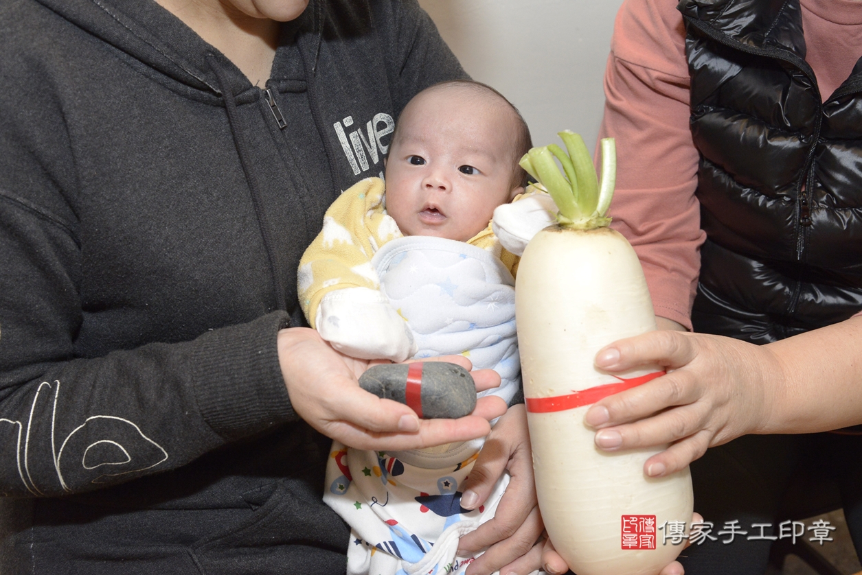 剃胎毛、滿月剃頭、嬰兒剃頭、嬰兒理髮、嬰兒剃髮、嬰兒剃胎毛、嬰兒滿月剃頭、張寶寶剃頭、剃胎毛儀式、剃胎毛吉祥話、滿月剃頭儀式、滿月剃頭吉祥話、張寶寶剃胎毛、張寶寶滿月剃頭理髮、 新北市板橋區剃胎毛、新北市板橋區滿月剃頭、新北市板橋區嬰兒剃頭剃胎毛、新北市板橋區嬰兒理髮、新北市嬰兒剃髮、 張寶寶(新北市板橋區到府嬰兒張寶寶滿月剃頭理髮、到府嬰兒剃胎毛儀式吉祥話)。到府剃頭剃胎毛主持、專業拍照、DVD光碟、證書。★購買「臍帶章、肚臍章、胎毛筆刷印章」贈送：剃頭、收涎、抓周，三選一。2022.02.07照片8