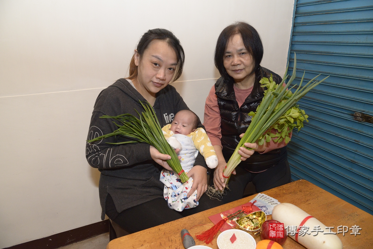 剃胎毛、滿月剃頭、嬰兒剃頭、嬰兒理髮、嬰兒剃髮、嬰兒剃胎毛、嬰兒滿月剃頭、張寶寶剃頭、剃胎毛儀式、剃胎毛吉祥話、滿月剃頭儀式、滿月剃頭吉祥話、張寶寶剃胎毛、張寶寶滿月剃頭理髮、 新北市板橋區剃胎毛、新北市板橋區滿月剃頭、新北市板橋區嬰兒剃頭剃胎毛、新北市板橋區嬰兒理髮、新北市嬰兒剃髮、 張寶寶(新北市板橋區到府嬰兒張寶寶滿月剃頭理髮、到府嬰兒剃胎毛儀式吉祥話)。到府剃頭剃胎毛主持、專業拍照、DVD光碟、證書。★購買「臍帶章、肚臍章、胎毛筆刷印章」贈送：剃頭、收涎、抓周，三選一。2022.02.07照片13