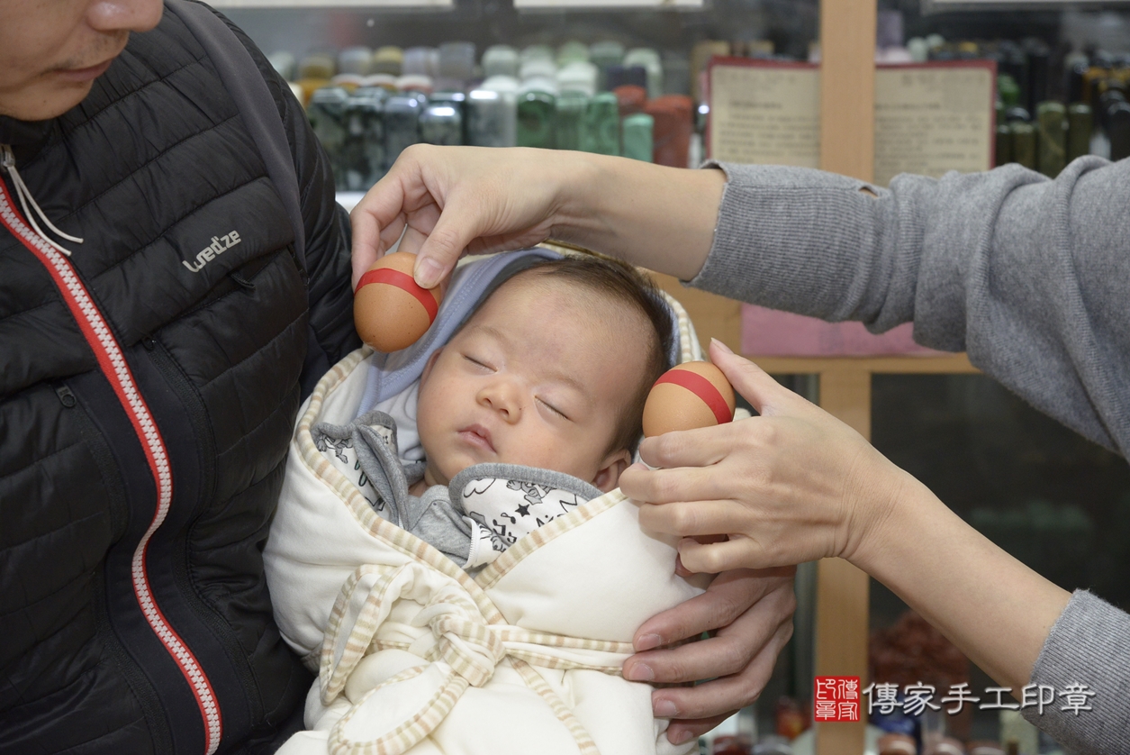 剃胎毛、滿月剃頭、嬰兒剃頭、嬰兒理髮、嬰兒剃髮、嬰兒剃胎毛、嬰兒滿月剃頭、劉寶寶剃頭、剃胎毛儀式、剃胎毛吉祥話、滿月剃頭儀式、滿月剃頭吉祥話、劉寶寶剃胎毛、劉寶寶滿月剃頭理髮、 新北市永和區剃胎毛、新北市永和區滿月剃頭、新北市永和區嬰兒剃頭剃胎毛、新北市永和區嬰兒理髮、新北市嬰兒剃髮、 劉寶寶(新北市永和區嬰兒劉寶寶滿月剃頭理髮、嬰兒剃胎毛儀式吉祥話)。中國風會場，爸媽寶貝穿「日中韓」古裝禮服。專業拍照、DVD光碟、證書。★購買「臍帶章、肚臍章、胎毛筆刷印章」贈送：剃頭、收涎、抓周，三選一。2022.02.09照片5