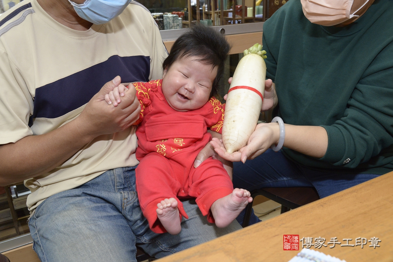 剃胎毛、滿月剃頭、嬰兒剃頭、嬰兒理髮、嬰兒剃髮、嬰兒剃胎毛、嬰兒滿月剃頭、陳寶寶剃頭、剃胎毛儀式、剃胎毛吉祥話、滿月剃頭儀式、滿月剃頭吉祥話、陳寶寶剃胎毛、陳寶寶滿月剃頭理髮、 新北市永和區剃胎毛、新北市永和區滿月剃頭、新北市永和區嬰兒剃頭剃胎毛、新北市永和區嬰兒理髮、新北市嬰兒剃髮、 陳寶寶(新北市永和區嬰兒陳寶寶滿月剃頭理髮、嬰兒剃胎毛儀式吉祥話)。中國風會場，爸媽寶貝穿「日中韓」古裝禮服。專業拍照、DVD光碟、證書。★購買「臍帶章、肚臍章、胎毛筆刷印章」贈送：剃頭、收涎、抓周，三選一。2022.02.12照片201