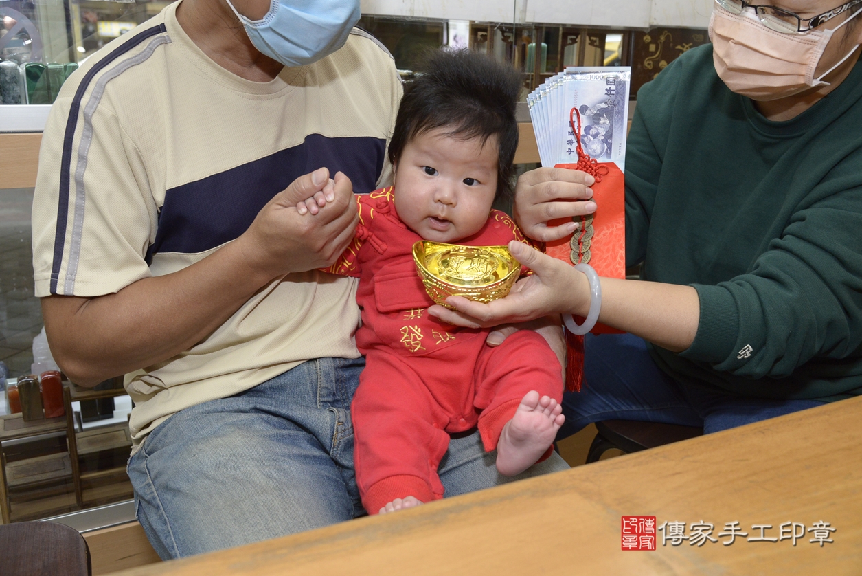 剃胎毛、滿月剃頭、嬰兒剃頭、嬰兒理髮、嬰兒剃髮、嬰兒剃胎毛、嬰兒滿月剃頭、陳寶寶剃頭、剃胎毛儀式、剃胎毛吉祥話、滿月剃頭儀式、滿月剃頭吉祥話、陳寶寶剃胎毛、陳寶寶滿月剃頭理髮、 新北市永和區剃胎毛、新北市永和區滿月剃頭、新北市永和區嬰兒剃頭剃胎毛、新北市永和區嬰兒理髮、新北市嬰兒剃髮、 陳寶寶(新北市永和區嬰兒陳寶寶滿月剃頭理髮、嬰兒剃胎毛儀式吉祥話)。中國風會場，爸媽寶貝穿「日中韓」古裝禮服。專業拍照、DVD光碟、證書。★購買「臍帶章、肚臍章、胎毛筆刷印章」贈送：剃頭、收涎、抓周，三選一。2022.02.12照片23