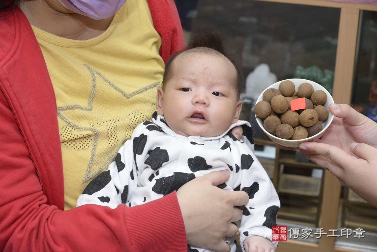 剃胎毛、滿月剃頭、嬰兒剃頭、嬰兒理髮、嬰兒剃髮、嬰兒剃胎毛、嬰兒滿月剃頭、吳寶寶剃頭、剃胎毛儀式、剃胎毛吉祥話、滿月剃頭儀式、滿月剃頭吉祥話、吳寶寶剃胎毛、吳寶寶滿月剃頭理髮、 新北市永和區剃胎毛、新北市永和區滿月剃頭、新北市永和區嬰兒剃頭剃胎毛、新北市永和區嬰兒理髮、新北市嬰兒剃髮、 吳寶寶(新北市永和區嬰兒吳寶寶滿月剃頭理髮、嬰兒剃胎毛儀式吉祥話)。中國風會場，爸媽寶貝穿「日中韓」古裝禮服。專業拍照、DVD光碟、證書。★購買「臍帶章、肚臍章、胎毛筆刷印章」贈送：剃頭、收涎、抓周，三選一。2022.02.13照片10