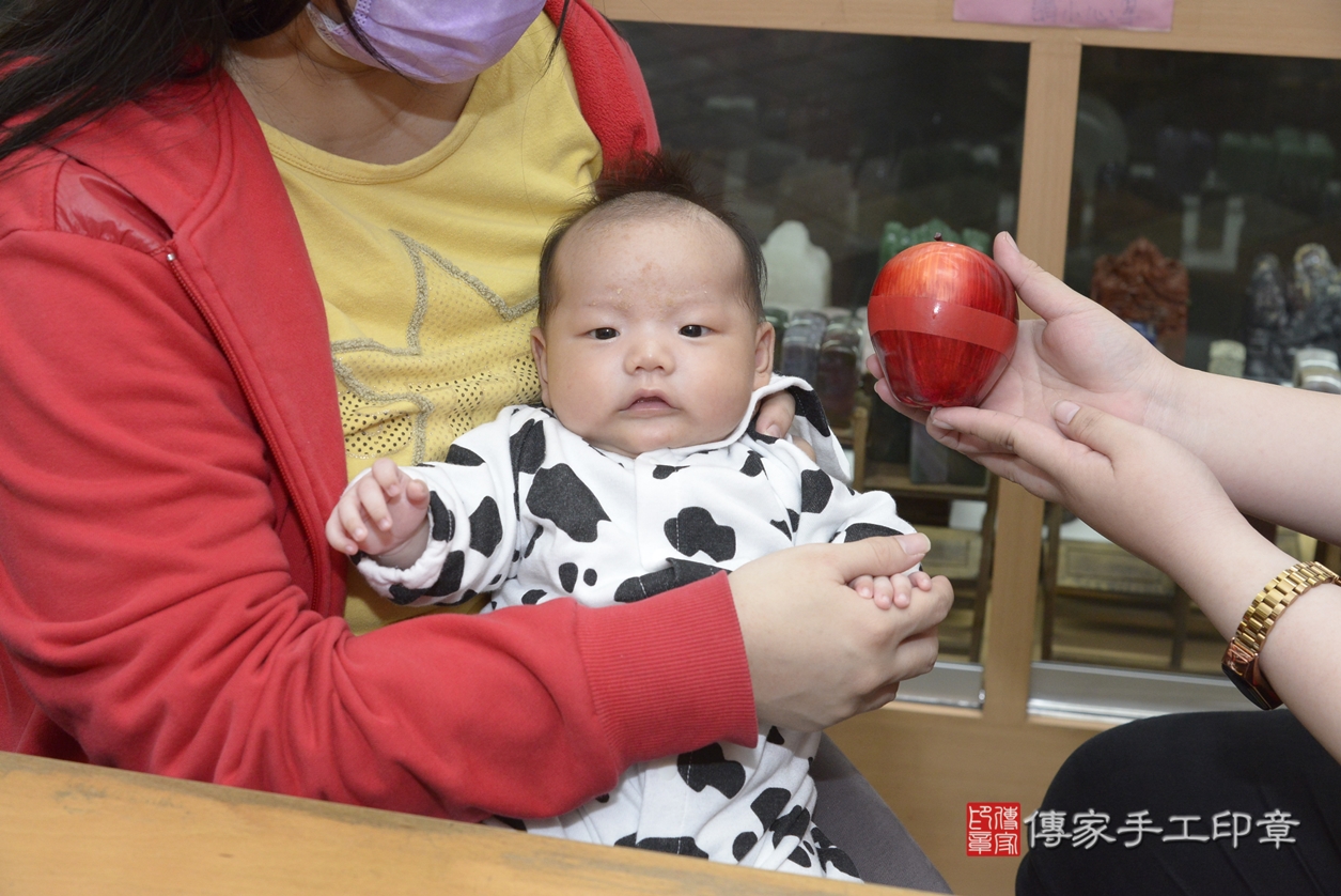 剃胎毛、滿月剃頭、嬰兒剃頭、嬰兒理髮、嬰兒剃髮、嬰兒剃胎毛、嬰兒滿月剃頭、吳寶寶剃頭、剃胎毛儀式、剃胎毛吉祥話、滿月剃頭儀式、滿月剃頭吉祥話、吳寶寶剃胎毛、吳寶寶滿月剃頭理髮、 新北市永和區剃胎毛、新北市永和區滿月剃頭、新北市永和區嬰兒剃頭剃胎毛、新北市永和區嬰兒理髮、新北市嬰兒剃髮、 吳寶寶(新北市永和區嬰兒吳寶寶滿月剃頭理髮、嬰兒剃胎毛儀式吉祥話)。中國風會場，爸媽寶貝穿「日中韓」古裝禮服。專業拍照、DVD光碟、證書。★購買「臍帶章、肚臍章、胎毛筆刷印章」贈送：剃頭、收涎、抓周，三選一。2022.02.13照片12