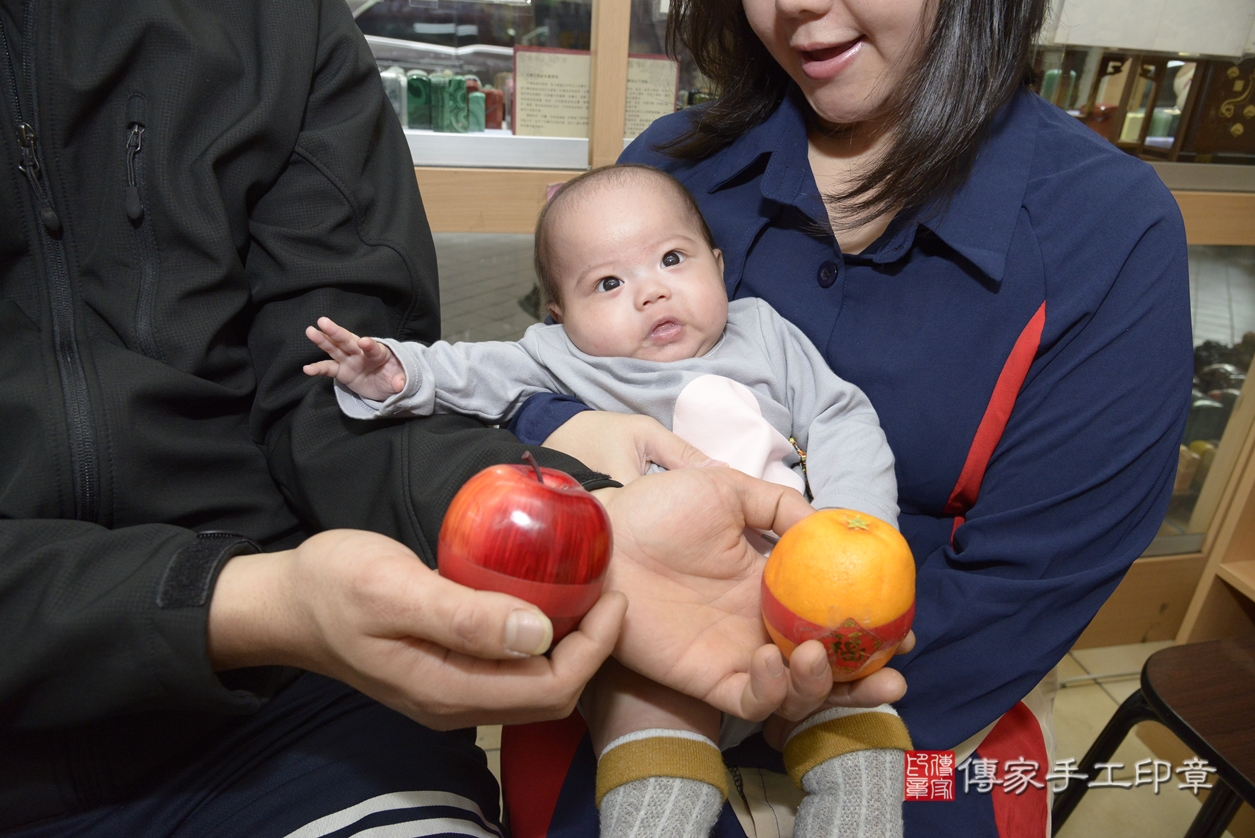 剃胎毛、滿月剃頭、嬰兒剃頭、嬰兒理髮、嬰兒剃髮、嬰兒剃胎毛、嬰兒滿月剃頭、羅寶寶剃頭、剃胎毛儀式、剃胎毛吉祥話、滿月剃頭儀式、滿月剃頭吉祥話、羅寶寶剃胎毛、羅寶寶滿月剃頭理髮、 新北市永和區剃胎毛、新北市永和區滿月剃頭、新北市永和區嬰兒剃頭剃胎毛、新北市永和區嬰兒理髮、新北市嬰兒剃髮、 羅寶寶(新北市永和區嬰兒羅寶寶滿月剃頭理髮、嬰兒剃胎毛儀式吉祥話)。中國風會場，爸媽寶貝穿「日中韓」古裝禮服。專業拍照、DVD光碟、證書。★購買「臍帶章、肚臍章、胎毛筆刷印章」贈送：剃頭、收涎、抓周，三選一。2022.02.13照片12