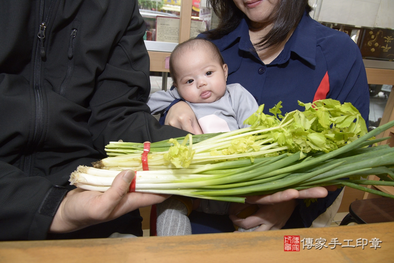 剃胎毛、滿月剃頭、嬰兒剃頭、嬰兒理髮、嬰兒剃髮、嬰兒剃胎毛、嬰兒滿月剃頭、羅寶寶剃頭、剃胎毛儀式、剃胎毛吉祥話、滿月剃頭儀式、滿月剃頭吉祥話、羅寶寶剃胎毛、羅寶寶滿月剃頭理髮、 新北市永和區剃胎毛、新北市永和區滿月剃頭、新北市永和區嬰兒剃頭剃胎毛、新北市永和區嬰兒理髮、新北市嬰兒剃髮、 羅寶寶(新北市永和區嬰兒羅寶寶滿月剃頭理髮、嬰兒剃胎毛儀式吉祥話)。中國風會場，爸媽寶貝穿「日中韓」古裝禮服。專業拍照、DVD光碟、證書。★購買「臍帶章、肚臍章、胎毛筆刷印章」贈送：剃頭、收涎、抓周，三選一。2022.02.13照片14