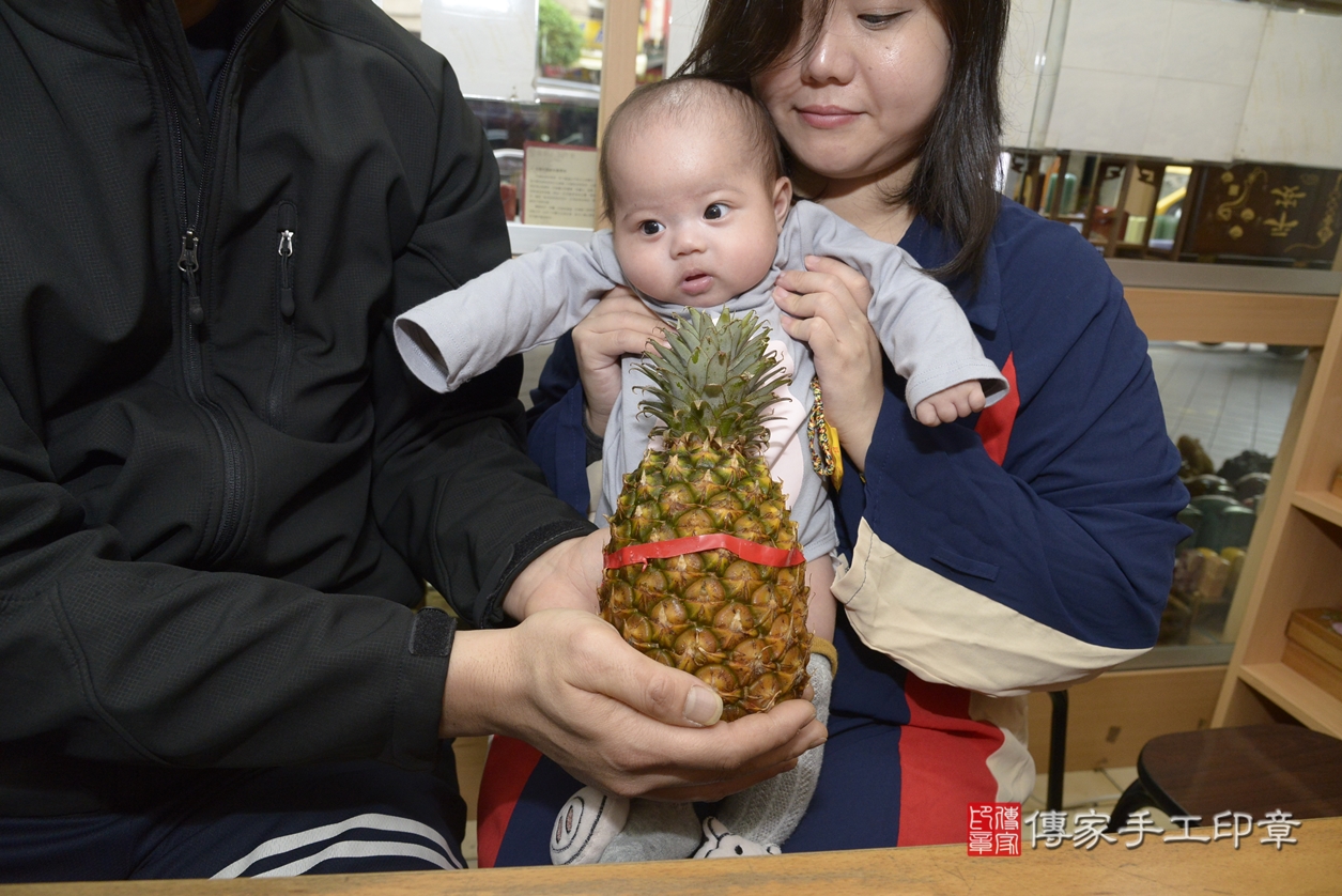 剃胎毛、滿月剃頭、嬰兒剃頭、嬰兒理髮、嬰兒剃髮、嬰兒剃胎毛、嬰兒滿月剃頭、羅寶寶剃頭、剃胎毛儀式、剃胎毛吉祥話、滿月剃頭儀式、滿月剃頭吉祥話、羅寶寶剃胎毛、羅寶寶滿月剃頭理髮、 新北市永和區剃胎毛、新北市永和區滿月剃頭、新北市永和區嬰兒剃頭剃胎毛、新北市永和區嬰兒理髮、新北市嬰兒剃髮、 羅寶寶(新北市永和區嬰兒羅寶寶滿月剃頭理髮、嬰兒剃胎毛儀式吉祥話)。中國風會場，爸媽寶貝穿「日中韓」古裝禮服。專業拍照、DVD光碟、證書。★購買「臍帶章、肚臍章、胎毛筆刷印章」贈送：剃頭、收涎、抓周，三選一。2022.02.13照片18