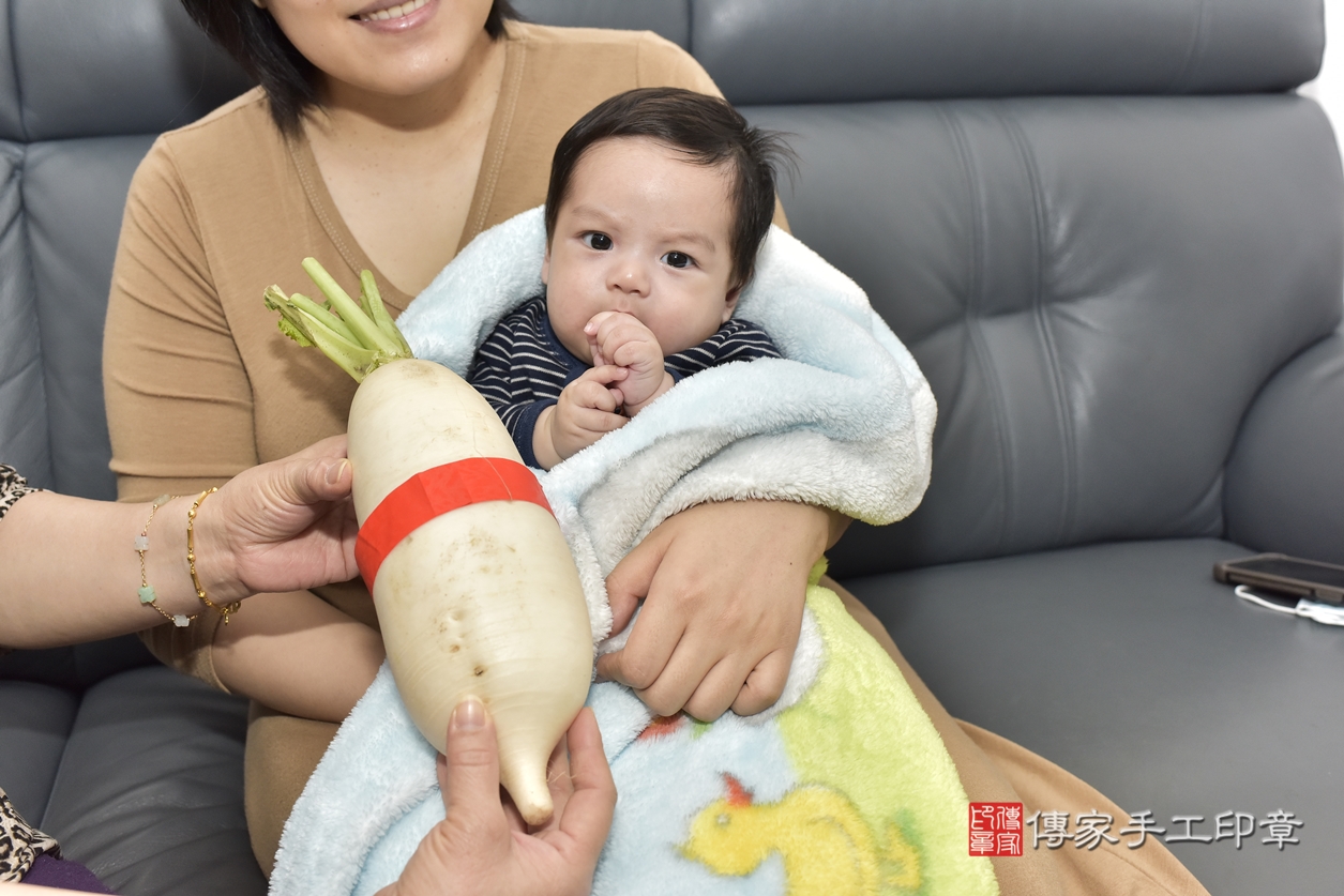 剃胎毛、滿月剃頭、嬰兒剃頭、嬰兒理髮、嬰兒剃髮、嬰兒剃胎毛、嬰兒滿月剃頭、王寶寶剃頭、剃胎毛儀式、剃胎毛吉祥話、滿月剃頭儀式、滿月剃頭吉祥話、王寶寶剃胎毛、王寶寶滿月剃頭理髮、 台北市北投區剃胎毛、台北市北投區滿月剃頭、台北市北投區嬰兒剃頭剃胎毛、台北市北投區嬰兒理髮、台北市嬰兒剃髮、 王寶寶(台北市北投區到府嬰兒王寶寶滿月剃頭理髮、到府嬰兒剃胎毛儀式吉祥話)。到府剃頭剃胎毛主持、專業拍照、DVD光碟、證書。★購買「臍帶章、肚臍章、胎毛筆刷印章」贈送：剃頭、收涎、抓周，三選一。2022.02.14照片16