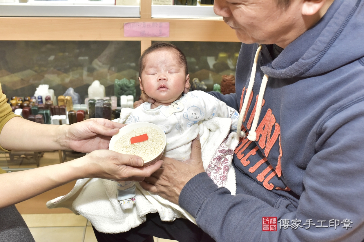 剃胎毛、滿月剃頭、嬰兒剃頭、嬰兒理髮、嬰兒剃髮、嬰兒剃胎毛、嬰兒滿月剃頭、黃寶寶剃頭、剃胎毛儀式、剃胎毛吉祥話、滿月剃頭儀式、滿月剃頭吉祥話、黃寶寶剃胎毛、黃寶寶滿月剃頭理髮、 新北市永和區剃胎毛、新北市永和區滿月剃頭、新北市永和區嬰兒剃頭剃胎毛、新北市永和區嬰兒理髮、新北市嬰兒剃髮、 黃寶寶(新北市永和區嬰兒黃寶寶滿月剃頭理髮、嬰兒剃胎毛儀式吉祥話)。中國風會場，爸媽寶貝穿「日中韓」古裝禮服。專業拍照、DVD光碟、證書。★購買「臍帶章、肚臍章、胎毛筆刷印章」贈送：剃頭、收涎、抓周，三選一。2022.02.15照片9