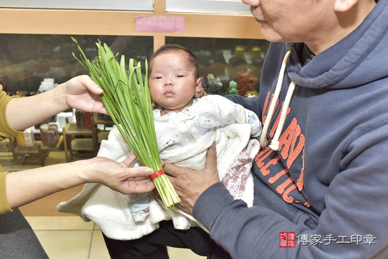 剃胎毛、滿月剃頭、嬰兒剃頭、嬰兒理髮、嬰兒剃髮、嬰兒剃胎毛、嬰兒滿月剃頭、黃寶寶剃頭、剃胎毛儀式、剃胎毛吉祥話、滿月剃頭儀式、滿月剃頭吉祥話、黃寶寶剃胎毛、黃寶寶滿月剃頭理髮、 新北市永和區剃胎毛、新北市永和區滿月剃頭、新北市永和區嬰兒剃頭剃胎毛、新北市永和區嬰兒理髮、新北市嬰兒剃髮、 黃寶寶(新北市永和區嬰兒黃寶寶滿月剃頭理髮、嬰兒剃胎毛儀式吉祥話)。中國風會場，爸媽寶貝穿「日中韓」古裝禮服。專業拍照、DVD光碟、證書。★購買「臍帶章、肚臍章、胎毛筆刷印章」贈送：剃頭、收涎、抓周，三選一。2022.02.15照片15