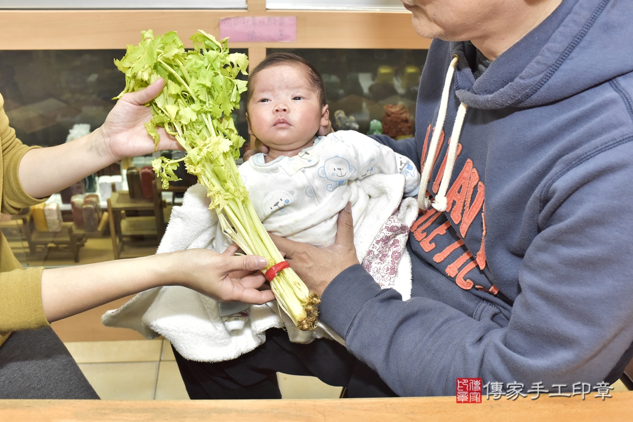 剃胎毛、滿月剃頭、嬰兒剃頭、嬰兒理髮、嬰兒剃髮、嬰兒剃胎毛、嬰兒滿月剃頭、黃寶寶剃頭、剃胎毛儀式、剃胎毛吉祥話、滿月剃頭儀式、滿月剃頭吉祥話、黃寶寶剃胎毛、黃寶寶滿月剃頭理髮、 新北市永和區剃胎毛、新北市永和區滿月剃頭、新北市永和區嬰兒剃頭剃胎毛、新北市永和區嬰兒理髮、新北市嬰兒剃髮、 黃寶寶(新北市永和區嬰兒黃寶寶滿月剃頭理髮、嬰兒剃胎毛儀式吉祥話)。中國風會場，爸媽寶貝穿「日中韓」古裝禮服。專業拍照、DVD光碟、證書。★購買「臍帶章、肚臍章、胎毛筆刷印章」贈送：剃頭、收涎、抓周，三選一。2022.02.15照片17