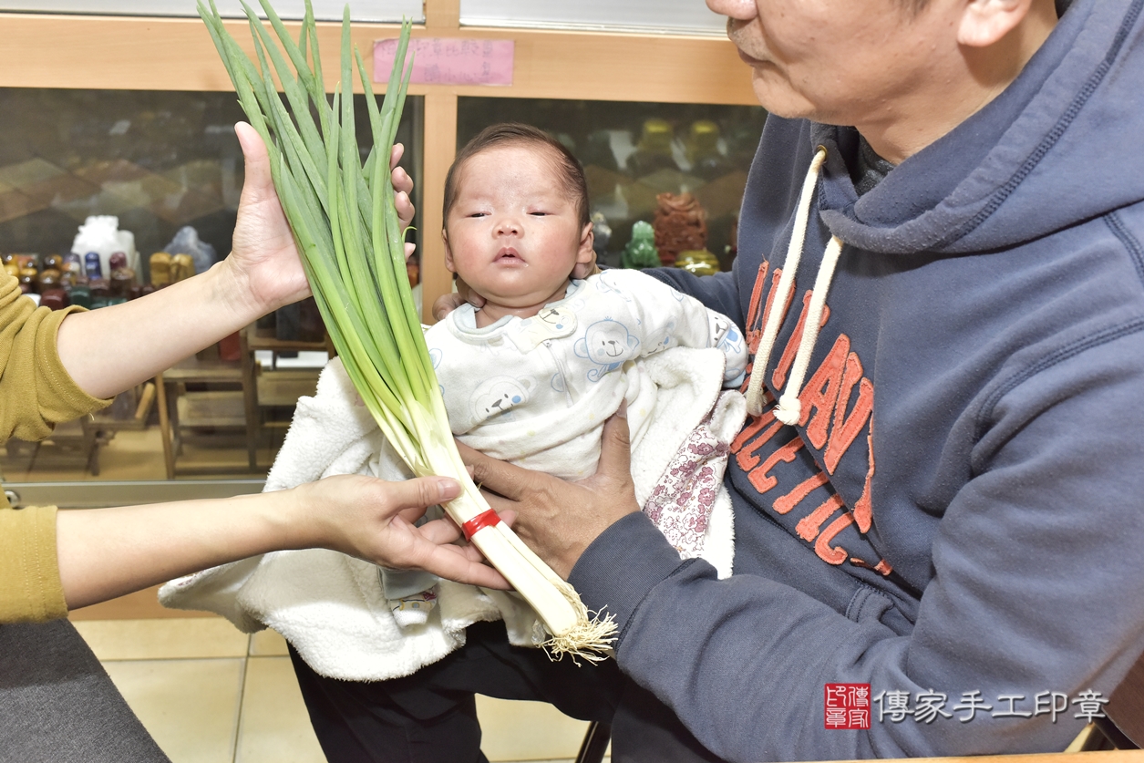 剃胎毛、滿月剃頭、嬰兒剃頭、嬰兒理髮、嬰兒剃髮、嬰兒剃胎毛、嬰兒滿月剃頭、黃寶寶剃頭、剃胎毛儀式、剃胎毛吉祥話、滿月剃頭儀式、滿月剃頭吉祥話、黃寶寶剃胎毛、黃寶寶滿月剃頭理髮、 新北市永和區剃胎毛、新北市永和區滿月剃頭、新北市永和區嬰兒剃頭剃胎毛、新北市永和區嬰兒理髮、新北市嬰兒剃髮、 黃寶寶(新北市永和區嬰兒黃寶寶滿月剃頭理髮、嬰兒剃胎毛儀式吉祥話)。中國風會場，爸媽寶貝穿「日中韓」古裝禮服。專業拍照、DVD光碟、證書。★購買「臍帶章、肚臍章、胎毛筆刷印章」贈送：剃頭、收涎、抓周，三選一。2022.02.15照片19