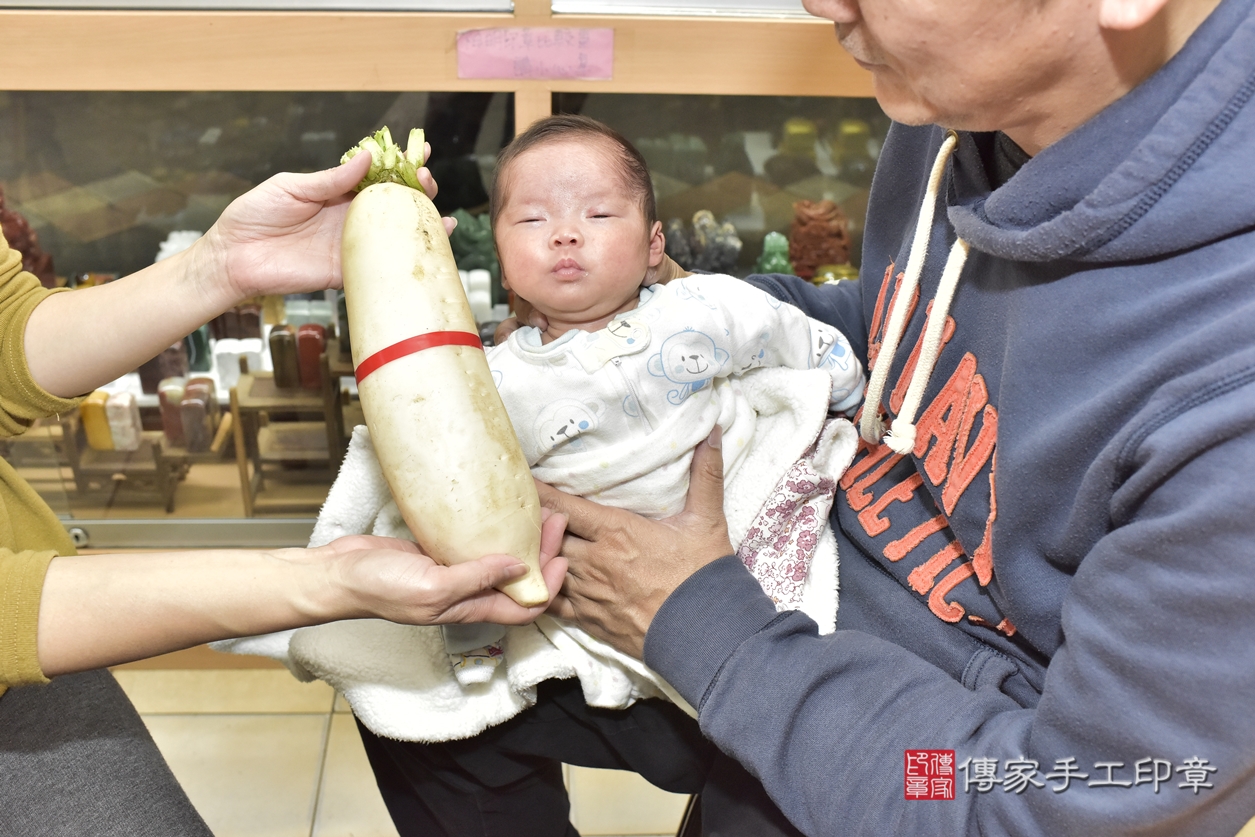 剃胎毛、滿月剃頭、嬰兒剃頭、嬰兒理髮、嬰兒剃髮、嬰兒剃胎毛、嬰兒滿月剃頭、黃寶寶剃頭、剃胎毛儀式、剃胎毛吉祥話、滿月剃頭儀式、滿月剃頭吉祥話、黃寶寶剃胎毛、黃寶寶滿月剃頭理髮、 新北市永和區剃胎毛、新北市永和區滿月剃頭、新北市永和區嬰兒剃頭剃胎毛、新北市永和區嬰兒理髮、新北市嬰兒剃髮、 黃寶寶(新北市永和區嬰兒黃寶寶滿月剃頭理髮、嬰兒剃胎毛儀式吉祥話)。中國風會場，爸媽寶貝穿「日中韓」古裝禮服。專業拍照、DVD光碟、證書。★購買「臍帶章、肚臍章、胎毛筆刷印章」贈送：剃頭、收涎、抓周，三選一。2022.02.15照片21