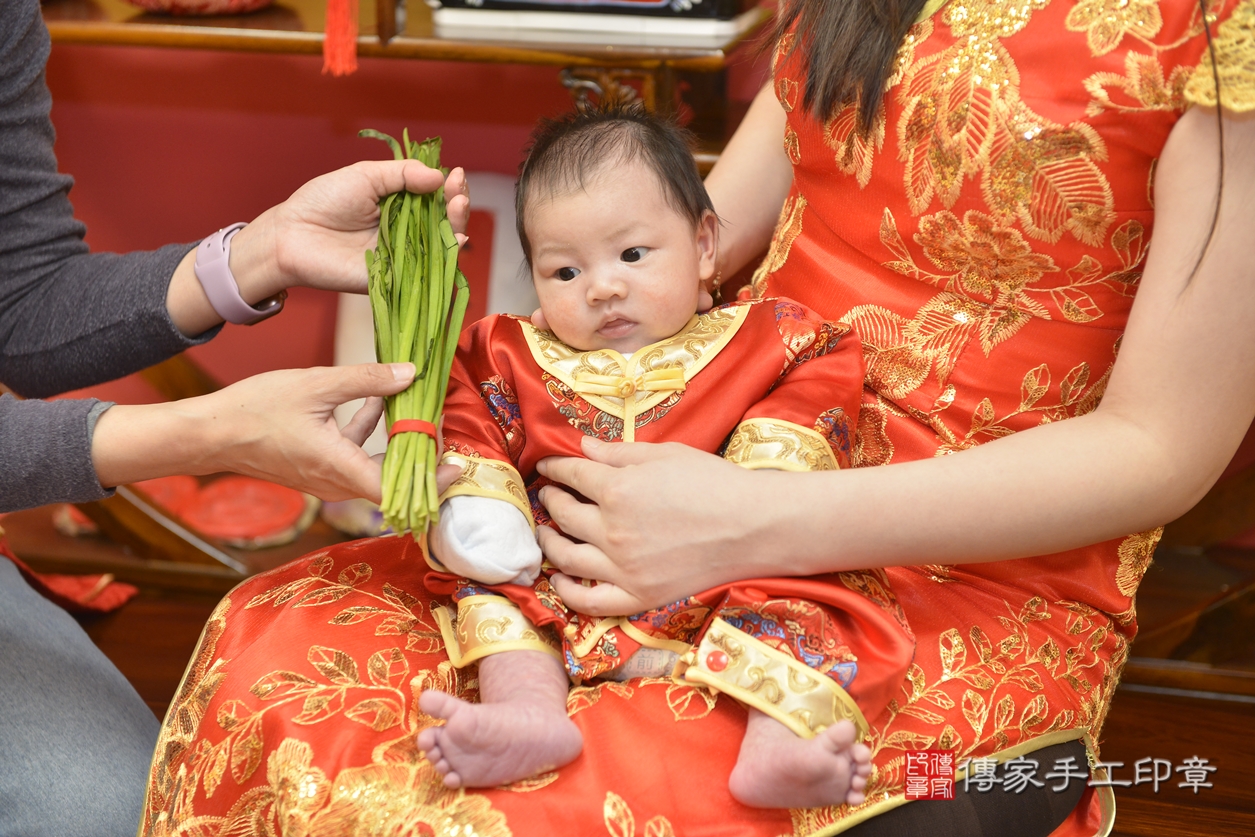 剃胎毛、滿月剃頭、嬰兒剃頭、嬰兒理髮、嬰兒剃髮、嬰兒剃胎毛、嬰兒滿月剃頭、莊寶寶剃頭、剃胎毛儀式、剃胎毛吉祥話、滿月剃頭儀式、滿月剃頭吉祥話、莊寶寶剃胎毛、莊寶寶滿月剃頭理髮、 新北市永和區剃胎毛、新北市永和區滿月剃頭、新北市永和區嬰兒剃頭剃胎毛、新北市永和區嬰兒理髮、新北市嬰兒剃髮、 莊寶寶(新北市永和區嬰兒莊寶寶滿月剃頭理髮、嬰兒剃胎毛儀式吉祥話)。中國風會場，爸媽寶貝穿「日中韓」古裝禮服。專業拍照、DVD光碟、證書。★購買「臍帶章、肚臍章、胎毛筆刷印章」贈送：剃頭、收涎、抓周，三選一。2022.02.18照片17