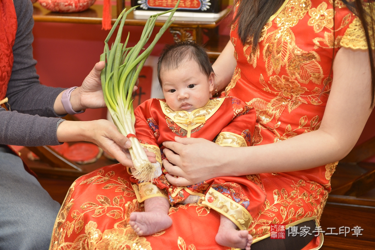 剃胎毛、滿月剃頭、嬰兒剃頭、嬰兒理髮、嬰兒剃髮、嬰兒剃胎毛、嬰兒滿月剃頭、莊寶寶剃頭、剃胎毛儀式、剃胎毛吉祥話、滿月剃頭儀式、滿月剃頭吉祥話、莊寶寶剃胎毛、莊寶寶滿月剃頭理髮、 新北市永和區剃胎毛、新北市永和區滿月剃頭、新北市永和區嬰兒剃頭剃胎毛、新北市永和區嬰兒理髮、新北市嬰兒剃髮、 莊寶寶(新北市永和區嬰兒莊寶寶滿月剃頭理髮、嬰兒剃胎毛儀式吉祥話)。中國風會場，爸媽寶貝穿「日中韓」古裝禮服。專業拍照、DVD光碟、證書。★購買「臍帶章、肚臍章、胎毛筆刷印章」贈送：剃頭、收涎、抓周，三選一。2022.02.18照片19