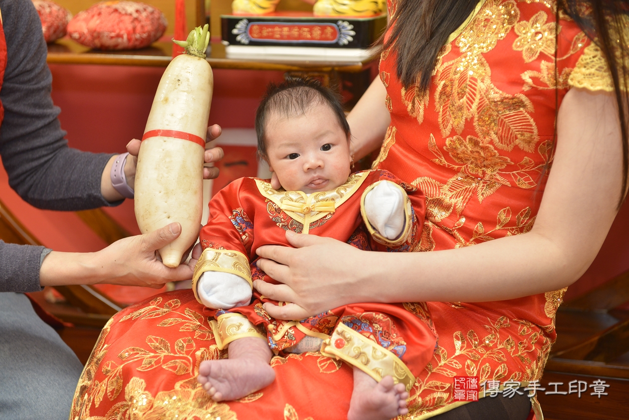 剃胎毛、滿月剃頭、嬰兒剃頭、嬰兒理髮、嬰兒剃髮、嬰兒剃胎毛、嬰兒滿月剃頭、莊寶寶剃頭、剃胎毛儀式、剃胎毛吉祥話、滿月剃頭儀式、滿月剃頭吉祥話、莊寶寶剃胎毛、莊寶寶滿月剃頭理髮、 新北市永和區剃胎毛、新北市永和區滿月剃頭、新北市永和區嬰兒剃頭剃胎毛、新北市永和區嬰兒理髮、新北市嬰兒剃髮、 莊寶寶(新北市永和區嬰兒莊寶寶滿月剃頭理髮、嬰兒剃胎毛儀式吉祥話)。中國風會場，爸媽寶貝穿「日中韓」古裝禮服。專業拍照、DVD光碟、證書。★購買「臍帶章、肚臍章、胎毛筆刷印章」贈送：剃頭、收涎、抓周，三選一。2022.02.18照片21