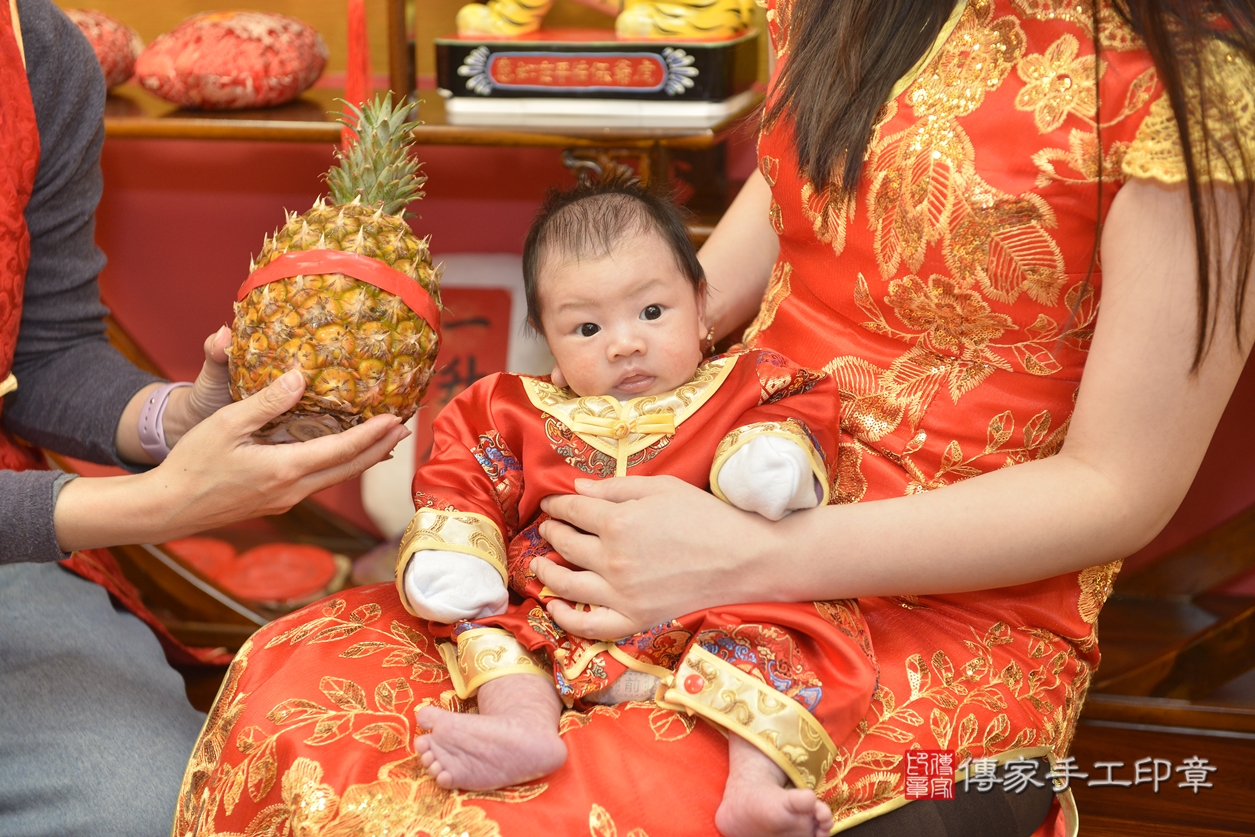 剃胎毛、滿月剃頭、嬰兒剃頭、嬰兒理髮、嬰兒剃髮、嬰兒剃胎毛、嬰兒滿月剃頭、莊寶寶剃頭、剃胎毛儀式、剃胎毛吉祥話、滿月剃頭儀式、滿月剃頭吉祥話、莊寶寶剃胎毛、莊寶寶滿月剃頭理髮、 新北市永和區剃胎毛、新北市永和區滿月剃頭、新北市永和區嬰兒剃頭剃胎毛、新北市永和區嬰兒理髮、新北市嬰兒剃髮、 莊寶寶(新北市永和區嬰兒莊寶寶滿月剃頭理髮、嬰兒剃胎毛儀式吉祥話)。中國風會場，爸媽寶貝穿「日中韓」古裝禮服。專業拍照、DVD光碟、證書。★購買「臍帶章、肚臍章、胎毛筆刷印章」贈送：剃頭、收涎、抓周，三選一。2022.02.18照片23