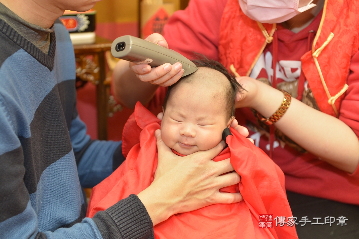 剃胎毛、滿月剃頭、嬰兒剃頭、嬰兒理髮、嬰兒剃髮、嬰兒剃胎毛、嬰兒滿月剃頭、劉寶寶剃頭、剃胎毛儀式、剃胎毛吉祥話、滿月剃頭儀式、滿月剃頭吉祥話、劉寶寶剃胎毛、劉寶寶滿月剃頭理髮、 新北市永和區剃胎毛、新北市永和區滿月剃頭、新北市永和區嬰兒剃頭剃胎毛、新北市永和區嬰兒理髮、新北市嬰兒剃髮、 劉寶寶(新北市永和區嬰兒劉寶寶滿月剃頭理髮、嬰兒剃胎毛儀式吉祥話)。中國風會場，爸媽寶貝穿「日中韓」古裝禮服。專業拍照、DVD光碟、證書。★購買「臍帶章、肚臍章、胎毛筆刷印章」贈送：剃頭、收涎、抓周，三選一。2022.02.18照片24