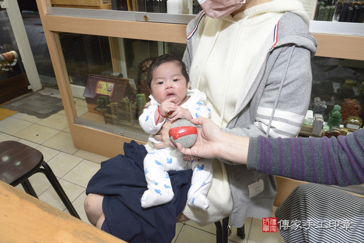 剃胎毛、滿月剃頭、嬰兒剃頭、嬰兒理髮、嬰兒剃髮、嬰兒剃胎毛、嬰兒滿月剃頭、王寶寶剃頭、剃胎毛儀式、剃胎毛吉祥話、滿月剃頭儀式、滿月剃頭吉祥話、王寶寶剃胎毛、王寶寶滿月剃頭理髮、 新北市永和區剃胎毛、新北市永和區滿月剃頭、新北市永和區嬰兒剃頭剃胎毛、新北市永和區嬰兒理髮、新北市嬰兒剃髮、 王寶寶(新北市永和區嬰兒王寶寶滿月剃頭理髮、嬰兒剃胎毛儀式吉祥話)。中國風會場，爸媽寶貝穿「日中韓」古裝禮服。專業拍照、DVD光碟、證書。★購買「臍帶章、肚臍章、胎毛筆刷印章」贈送：剃頭、收涎、抓周，三選一。2022.02.19照片8