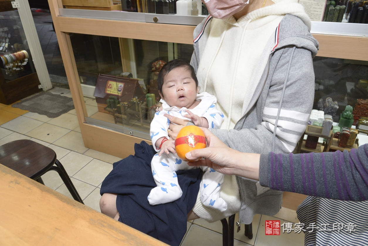 剃胎毛、滿月剃頭、嬰兒剃頭、嬰兒理髮、嬰兒剃髮、嬰兒剃胎毛、嬰兒滿月剃頭、王寶寶剃頭、剃胎毛儀式、剃胎毛吉祥話、滿月剃頭儀式、滿月剃頭吉祥話、王寶寶剃胎毛、王寶寶滿月剃頭理髮、 新北市永和區剃胎毛、新北市永和區滿月剃頭、新北市永和區嬰兒剃頭剃胎毛、新北市永和區嬰兒理髮、新北市嬰兒剃髮、 王寶寶(新北市永和區嬰兒王寶寶滿月剃頭理髮、嬰兒剃胎毛儀式吉祥話)。中國風會場，爸媽寶貝穿「日中韓」古裝禮服。專業拍照、DVD光碟、證書。★購買「臍帶章、肚臍章、胎毛筆刷印章」贈送：剃頭、收涎、抓周，三選一。2022.02.19照片14