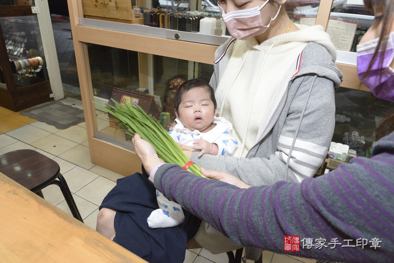 剃胎毛、滿月剃頭、嬰兒剃頭、嬰兒理髮、嬰兒剃髮、嬰兒剃胎毛、嬰兒滿月剃頭、王寶寶剃頭、剃胎毛儀式、剃胎毛吉祥話、滿月剃頭儀式、滿月剃頭吉祥話、王寶寶剃胎毛、王寶寶滿月剃頭理髮、 新北市永和區剃胎毛、新北市永和區滿月剃頭、新北市永和區嬰兒剃頭剃胎毛、新北市永和區嬰兒理髮、新北市嬰兒剃髮、 王寶寶(新北市永和區嬰兒王寶寶滿月剃頭理髮、嬰兒剃胎毛儀式吉祥話)。中國風會場，爸媽寶貝穿「日中韓」古裝禮服。專業拍照、DVD光碟、證書。★購買「臍帶章、肚臍章、胎毛筆刷印章」贈送：剃頭、收涎、抓周，三選一。2022.02.19照片16