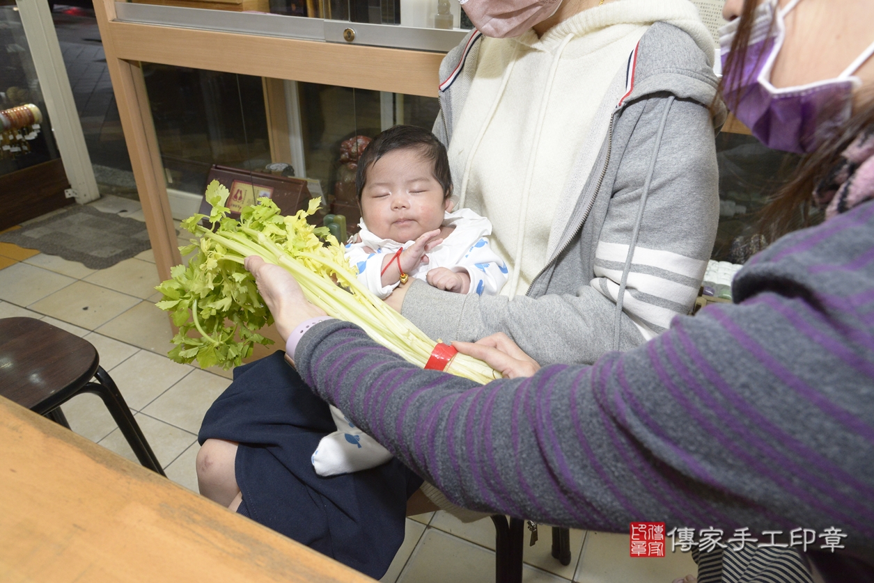 剃胎毛、滿月剃頭、嬰兒剃頭、嬰兒理髮、嬰兒剃髮、嬰兒剃胎毛、嬰兒滿月剃頭、王寶寶剃頭、剃胎毛儀式、剃胎毛吉祥話、滿月剃頭儀式、滿月剃頭吉祥話、王寶寶剃胎毛、王寶寶滿月剃頭理髮、 新北市永和區剃胎毛、新北市永和區滿月剃頭、新北市永和區嬰兒剃頭剃胎毛、新北市永和區嬰兒理髮、新北市嬰兒剃髮、 王寶寶(新北市永和區嬰兒王寶寶滿月剃頭理髮、嬰兒剃胎毛儀式吉祥話)。中國風會場，爸媽寶貝穿「日中韓」古裝禮服。專業拍照、DVD光碟、證書。★購買「臍帶章、肚臍章、胎毛筆刷印章」贈送：剃頭、收涎、抓周，三選一。2022.02.19照片17