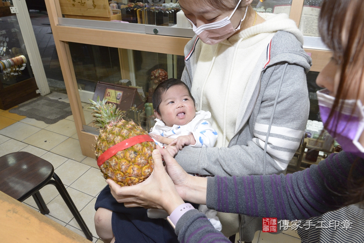 剃胎毛、滿月剃頭、嬰兒剃頭、嬰兒理髮、嬰兒剃髮、嬰兒剃胎毛、嬰兒滿月剃頭、王寶寶剃頭、剃胎毛儀式、剃胎毛吉祥話、滿月剃頭儀式、滿月剃頭吉祥話、王寶寶剃胎毛、王寶寶滿月剃頭理髮、 新北市永和區剃胎毛、新北市永和區滿月剃頭、新北市永和區嬰兒剃頭剃胎毛、新北市永和區嬰兒理髮、新北市嬰兒剃髮、 王寶寶(新北市永和區嬰兒王寶寶滿月剃頭理髮、嬰兒剃胎毛儀式吉祥話)。中國風會場，爸媽寶貝穿「日中韓」古裝禮服。專業拍照、DVD光碟、證書。★購買「臍帶章、肚臍章、胎毛筆刷印章」贈送：剃頭、收涎、抓周，三選一。2022.02.19照片21