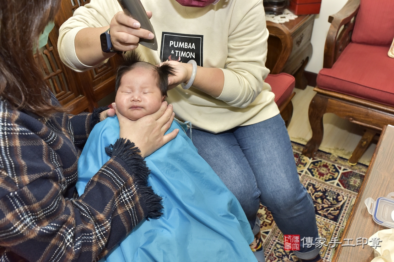 剃胎毛、滿月剃頭、嬰兒剃頭、嬰兒理髮、嬰兒剃髮、嬰兒剃胎毛、嬰兒滿月剃頭、曾寶寶 (雙胞胎)剃頭、剃胎毛儀式、剃胎毛吉祥話、滿月剃頭儀式、滿月剃頭吉祥話、曾寶寶 (雙胞胎)剃胎毛、曾寶寶 (雙胞胎)滿月剃頭理髮、 新北市板橋區剃胎毛、新北市板橋區滿月剃頭、新北市板橋區嬰兒剃頭剃胎毛、新北市板橋區嬰兒理髮、新北市嬰兒剃髮、 曾寶寶 (雙胞胎)(新北市板橋區到府嬰兒曾寶寶 (雙胞胎)滿月剃頭理髮、到府嬰兒剃胎毛儀式吉祥話)。到府剃頭剃胎毛主持、專業拍照、DVD光碟、證書。★購買「臍帶章、肚臍章、胎毛筆刷印章」贈送：剃頭、收涎、抓周，三選一。2022.02.19照片24