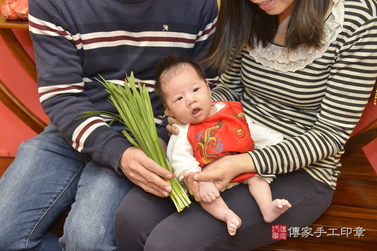 剃胎毛、滿月剃頭、嬰兒剃頭、嬰兒理髮、嬰兒剃髮、嬰兒剃胎毛、嬰兒滿月剃頭、妹妹剃頭、剃胎毛儀式、剃胎毛吉祥話、滿月剃頭儀式、滿月剃頭吉祥話、妹妹剃胎毛、妹妹滿月剃頭理髮、 新北市永和區剃胎毛、新北市永和區滿月剃頭、新北市永和區嬰兒剃頭剃胎毛、新北市永和區嬰兒理髮、新北市嬰兒剃髮、 妹妹(新北市永和區嬰兒妹妹滿月剃頭理髮、嬰兒剃胎毛儀式吉祥話)。中國風會場，爸媽寶貝穿「日中韓」古裝禮服。專業拍照、DVD光碟、證書。★購買「臍帶章、肚臍章、胎毛筆刷印章」贈送：剃頭、收涎、抓周，三選一。2022.02.24照片16