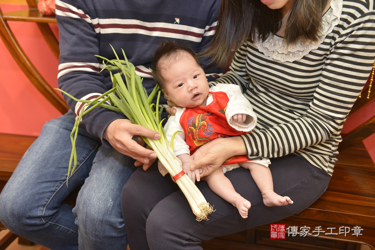 剃胎毛、滿月剃頭、嬰兒剃頭、嬰兒理髮、嬰兒剃髮、嬰兒剃胎毛、嬰兒滿月剃頭、妹妹剃頭、剃胎毛儀式、剃胎毛吉祥話、滿月剃頭儀式、滿月剃頭吉祥話、妹妹剃胎毛、妹妹滿月剃頭理髮、 新北市永和區剃胎毛、新北市永和區滿月剃頭、新北市永和區嬰兒剃頭剃胎毛、新北市永和區嬰兒理髮、新北市嬰兒剃髮、 妹妹(新北市永和區嬰兒妹妹滿月剃頭理髮、嬰兒剃胎毛儀式吉祥話)。中國風會場，爸媽寶貝穿「日中韓」古裝禮服。專業拍照、DVD光碟、證書。★購買「臍帶章、肚臍章、胎毛筆刷印章」贈送：剃頭、收涎、抓周，三選一。2022.02.24照片20