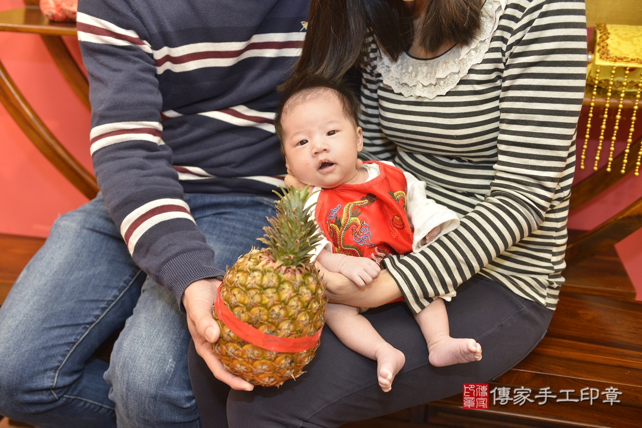 剃胎毛、滿月剃頭、嬰兒剃頭、嬰兒理髮、嬰兒剃髮、嬰兒剃胎毛、嬰兒滿月剃頭、妹妹剃頭、剃胎毛儀式、剃胎毛吉祥話、滿月剃頭儀式、滿月剃頭吉祥話、妹妹剃胎毛、妹妹滿月剃頭理髮、 新北市永和區剃胎毛、新北市永和區滿月剃頭、新北市永和區嬰兒剃頭剃胎毛、新北市永和區嬰兒理髮、新北市嬰兒剃髮、 妹妹(新北市永和區嬰兒妹妹滿月剃頭理髮、嬰兒剃胎毛儀式吉祥話)。中國風會場，爸媽寶貝穿「日中韓」古裝禮服。專業拍照、DVD光碟、證書。★購買「臍帶章、肚臍章、胎毛筆刷印章」贈送：剃頭、收涎、抓周，三選一。2022.02.24照片24