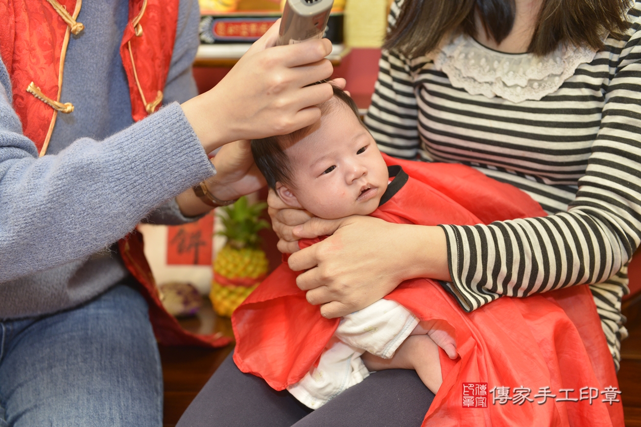 剃胎毛、滿月剃頭、嬰兒剃頭、嬰兒理髮、嬰兒剃髮、嬰兒剃胎毛、嬰兒滿月剃頭、妹妹剃頭、剃胎毛儀式、剃胎毛吉祥話、滿月剃頭儀式、滿月剃頭吉祥話、妹妹剃胎毛、妹妹滿月剃頭理髮、 新北市永和區剃胎毛、新北市永和區滿月剃頭、新北市永和區嬰兒剃頭剃胎毛、新北市永和區嬰兒理髮、新北市嬰兒剃髮、 妹妹(新北市永和區嬰兒妹妹滿月剃頭理髮、嬰兒剃胎毛儀式吉祥話)。中國風會場，爸媽寶貝穿「日中韓」古裝禮服。專業拍照、DVD光碟、證書。★購買「臍帶章、肚臍章、胎毛筆刷印章」贈送：剃頭、收涎、抓周，三選一。2022.02.24照片30