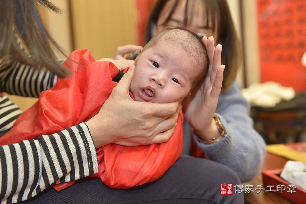 剃胎毛、滿月剃頭、嬰兒剃頭、嬰兒理髮、嬰兒剃髮、嬰兒剃胎毛、嬰兒滿月剃頭、妹妹剃頭、剃胎毛儀式、剃胎毛吉祥話、滿月剃頭儀式、滿月剃頭吉祥話、妹妹剃胎毛、妹妹滿月剃頭理髮、 新北市永和區剃胎毛、新北市永和區滿月剃頭、新北市永和區嬰兒剃頭剃胎毛、新北市永和區嬰兒理髮、新北市嬰兒剃髮、 妹妹(新北市永和區嬰兒妹妹滿月剃頭理髮、嬰兒剃胎毛儀式吉祥話)。中國風會場，爸媽寶貝穿「日中韓」古裝禮服。專業拍照、DVD光碟、證書。★購買「臍帶章、肚臍章、胎毛筆刷印章」贈送：剃頭、收涎、抓周，三選一。2022.02.24照片36