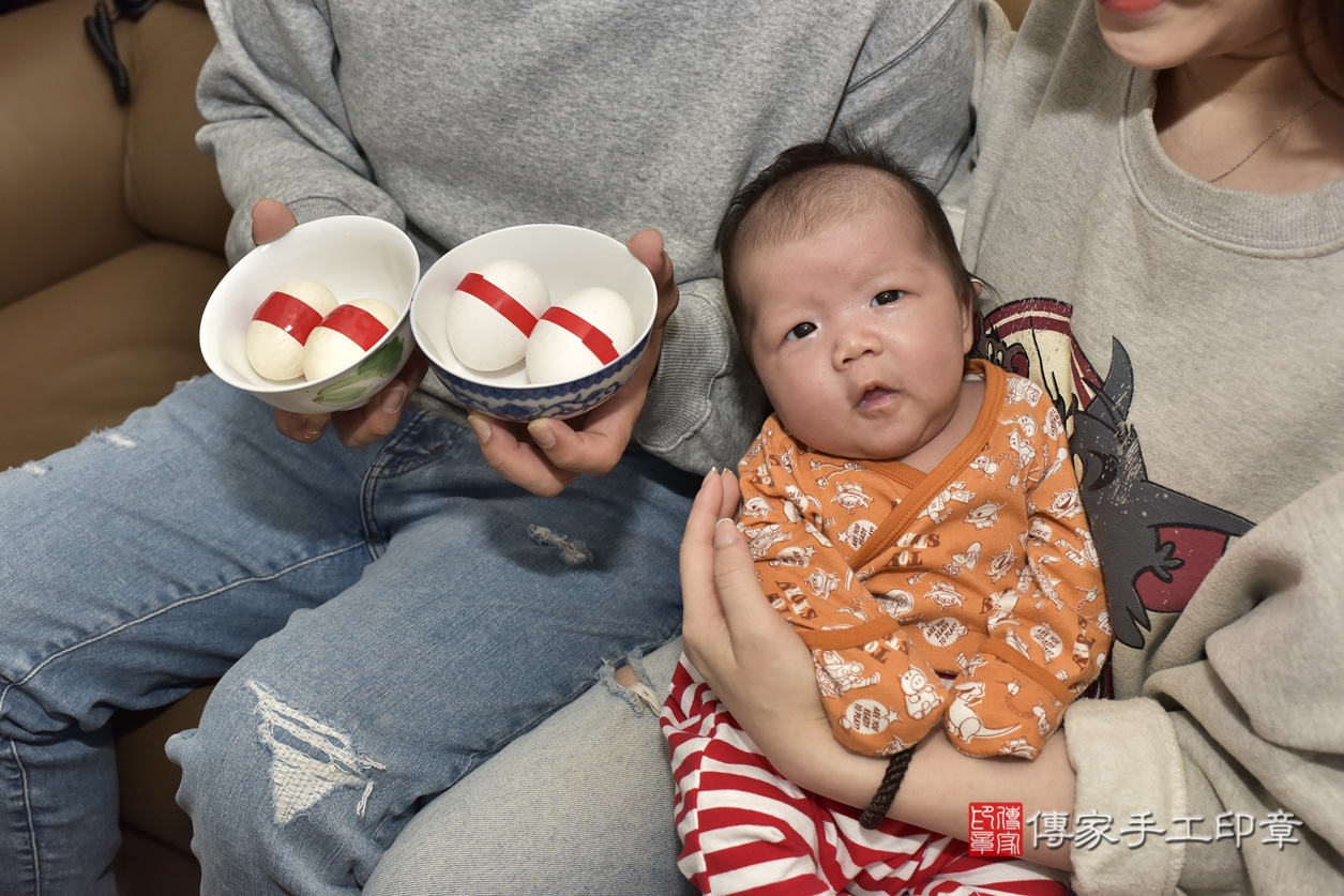 剃胎毛、滿月剃頭、嬰兒剃頭、嬰兒理髮、嬰兒剃髮、嬰兒剃胎毛、嬰兒滿月剃頭、嚴寶寶剃頭、剃胎毛儀式、剃胎毛吉祥話、滿月剃頭儀式、滿月剃頭吉祥話、嚴寶寶剃胎毛、嚴寶寶滿月剃頭理髮、 新北市板橋區剃胎毛、新北市板橋區滿月剃頭、新北市板橋區嬰兒剃頭剃胎毛、新北市板橋區嬰兒理髮、新北市嬰兒剃髮、 嚴寶寶(新北市板橋區到府嬰兒嚴寶寶滿月剃頭理髮、到府嬰兒剃胎毛儀式吉祥話)。到府剃頭剃胎毛主持、專業拍照、DVD光碟、證書。★購買「臍帶章、肚臍章、胎毛筆刷印章」贈送：剃頭、收涎、抓周，三選一。2022.02.26照片5