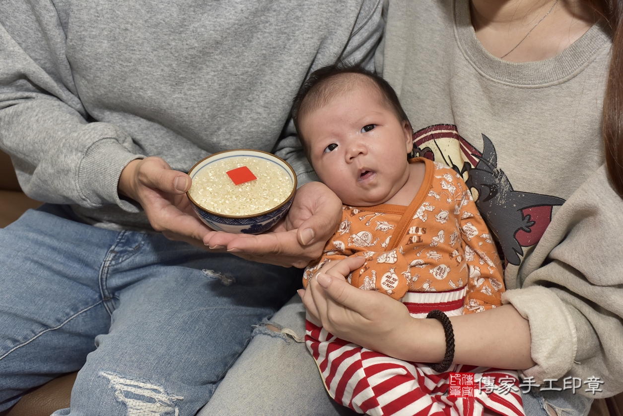 剃胎毛、滿月剃頭、嬰兒剃頭、嬰兒理髮、嬰兒剃髮、嬰兒剃胎毛、嬰兒滿月剃頭、嚴寶寶剃頭、剃胎毛儀式、剃胎毛吉祥話、滿月剃頭儀式、滿月剃頭吉祥話、嚴寶寶剃胎毛、嚴寶寶滿月剃頭理髮、 新北市板橋區剃胎毛、新北市板橋區滿月剃頭、新北市板橋區嬰兒剃頭剃胎毛、新北市板橋區嬰兒理髮、新北市嬰兒剃髮、 嚴寶寶(新北市板橋區到府嬰兒嚴寶寶滿月剃頭理髮、到府嬰兒剃胎毛儀式吉祥話)。到府剃頭剃胎毛主持、專業拍照、DVD光碟、證書。★購買「臍帶章、肚臍章、胎毛筆刷印章」贈送：剃頭、收涎、抓周，三選一。2022.02.26照片9