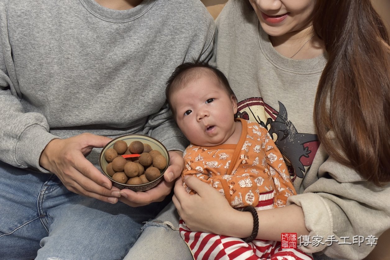 剃胎毛、滿月剃頭、嬰兒剃頭、嬰兒理髮、嬰兒剃髮、嬰兒剃胎毛、嬰兒滿月剃頭、嚴寶寶剃頭、剃胎毛儀式、剃胎毛吉祥話、滿月剃頭儀式、滿月剃頭吉祥話、嚴寶寶剃胎毛、嚴寶寶滿月剃頭理髮、 新北市板橋區剃胎毛、新北市板橋區滿月剃頭、新北市板橋區嬰兒剃頭剃胎毛、新北市板橋區嬰兒理髮、新北市嬰兒剃髮、 嚴寶寶(新北市板橋區到府嬰兒嚴寶寶滿月剃頭理髮、到府嬰兒剃胎毛儀式吉祥話)。到府剃頭剃胎毛主持、專業拍照、DVD光碟、證書。★購買「臍帶章、肚臍章、胎毛筆刷印章」贈送：剃頭、收涎、抓周，三選一。2022.02.26照片11