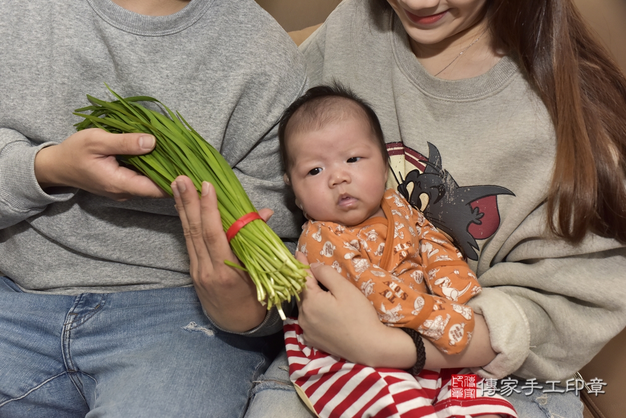 剃胎毛、滿月剃頭、嬰兒剃頭、嬰兒理髮、嬰兒剃髮、嬰兒剃胎毛、嬰兒滿月剃頭、嚴寶寶剃頭、剃胎毛儀式、剃胎毛吉祥話、滿月剃頭儀式、滿月剃頭吉祥話、嚴寶寶剃胎毛、嚴寶寶滿月剃頭理髮、 新北市板橋區剃胎毛、新北市板橋區滿月剃頭、新北市板橋區嬰兒剃頭剃胎毛、新北市板橋區嬰兒理髮、新北市嬰兒剃髮、 嚴寶寶(新北市板橋區到府嬰兒嚴寶寶滿月剃頭理髮、到府嬰兒剃胎毛儀式吉祥話)。到府剃頭剃胎毛主持、專業拍照、DVD光碟、證書。★購買「臍帶章、肚臍章、胎毛筆刷印章」贈送：剃頭、收涎、抓周，三選一。2022.02.26照片15