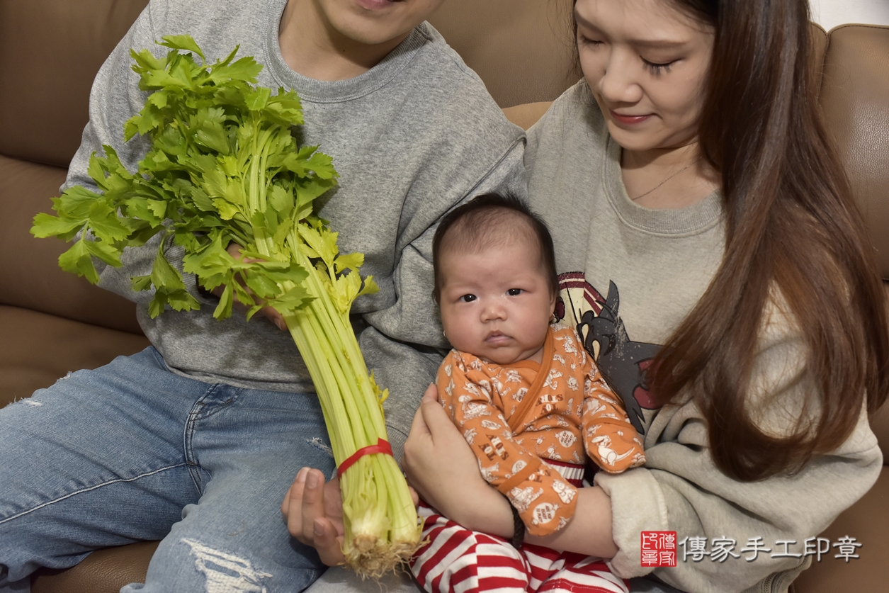 剃胎毛、滿月剃頭、嬰兒剃頭、嬰兒理髮、嬰兒剃髮、嬰兒剃胎毛、嬰兒滿月剃頭、嚴寶寶剃頭、剃胎毛儀式、剃胎毛吉祥話、滿月剃頭儀式、滿月剃頭吉祥話、嚴寶寶剃胎毛、嚴寶寶滿月剃頭理髮、 新北市板橋區剃胎毛、新北市板橋區滿月剃頭、新北市板橋區嬰兒剃頭剃胎毛、新北市板橋區嬰兒理髮、新北市嬰兒剃髮、 嚴寶寶(新北市板橋區到府嬰兒嚴寶寶滿月剃頭理髮、到府嬰兒剃胎毛儀式吉祥話)。到府剃頭剃胎毛主持、專業拍照、DVD光碟、證書。★購買「臍帶章、肚臍章、胎毛筆刷印章」贈送：剃頭、收涎、抓周，三選一。2022.02.26照片16