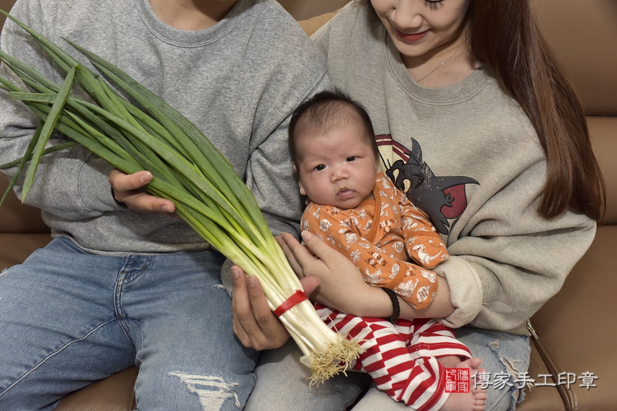 剃胎毛、滿月剃頭、嬰兒剃頭、嬰兒理髮、嬰兒剃髮、嬰兒剃胎毛、嬰兒滿月剃頭、嚴寶寶剃頭、剃胎毛儀式、剃胎毛吉祥話、滿月剃頭儀式、滿月剃頭吉祥話、嚴寶寶剃胎毛、嚴寶寶滿月剃頭理髮、 新北市板橋區剃胎毛、新北市板橋區滿月剃頭、新北市板橋區嬰兒剃頭剃胎毛、新北市板橋區嬰兒理髮、新北市嬰兒剃髮、 嚴寶寶(新北市板橋區到府嬰兒嚴寶寶滿月剃頭理髮、到府嬰兒剃胎毛儀式吉祥話)。到府剃頭剃胎毛主持、專業拍照、DVD光碟、證書。★購買「臍帶章、肚臍章、胎毛筆刷印章」贈送：剃頭、收涎、抓周，三選一。2022.02.26照片18