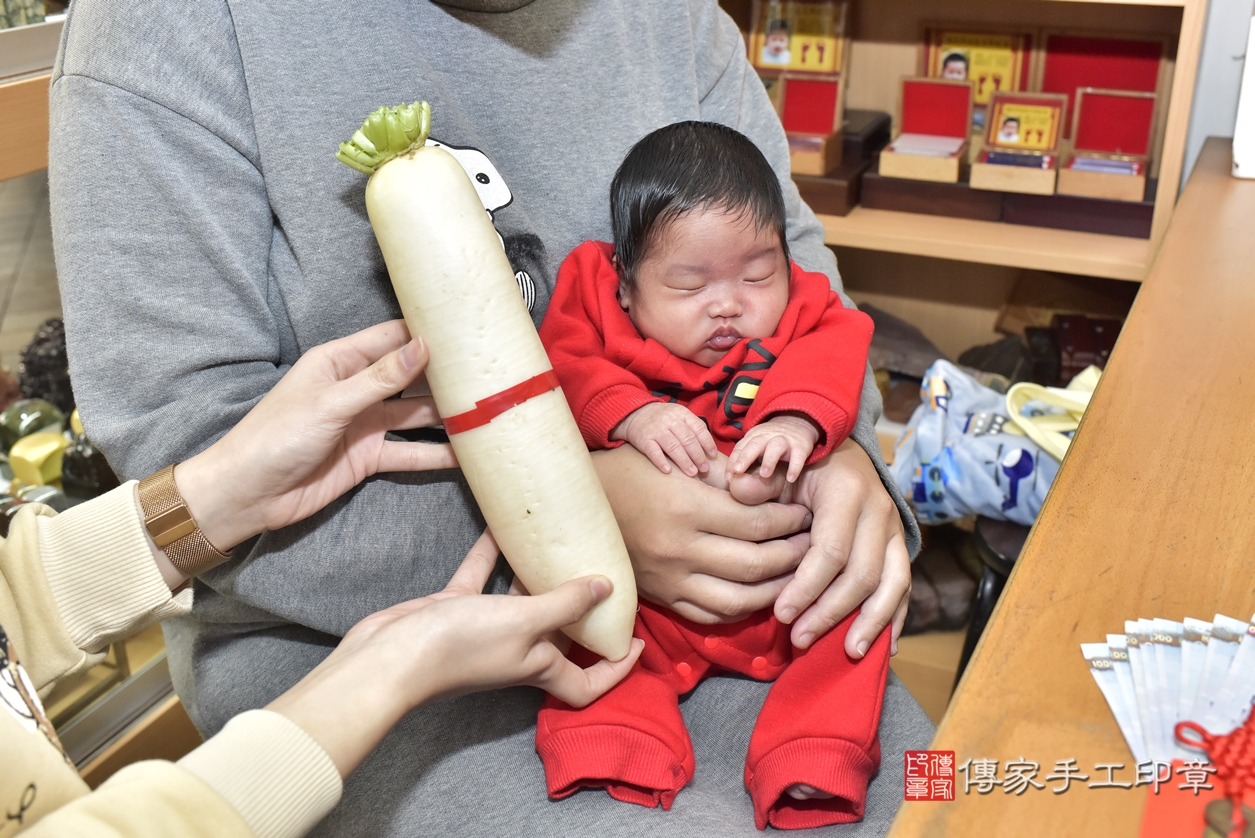 剃胎毛、滿月剃頭、嬰兒剃頭、嬰兒理髮、嬰兒剃髮、嬰兒剃胎毛、嬰兒滿月剃頭、蔣寶寶剃頭、剃胎毛儀式、剃胎毛吉祥話、滿月剃頭儀式、滿月剃頭吉祥話、蔣寶寶剃胎毛、蔣寶寶滿月剃頭理髮、 新北市永和區剃胎毛、新北市永和區滿月剃頭、新北市永和區嬰兒剃頭剃胎毛、新北市永和區嬰兒理髮、新北市嬰兒剃髮、 蔣寶寶(新北市永和區嬰兒蔣寶寶滿月剃頭理髮、嬰兒剃胎毛儀式吉祥話)。中國風會場，爸媽寶貝穿「日中韓」古裝禮服。專業拍照、DVD光碟、證書。★購買「臍帶章、肚臍章、胎毛筆刷印章」贈送：剃頭、收涎、抓周，三選一。2022.02.28照片13