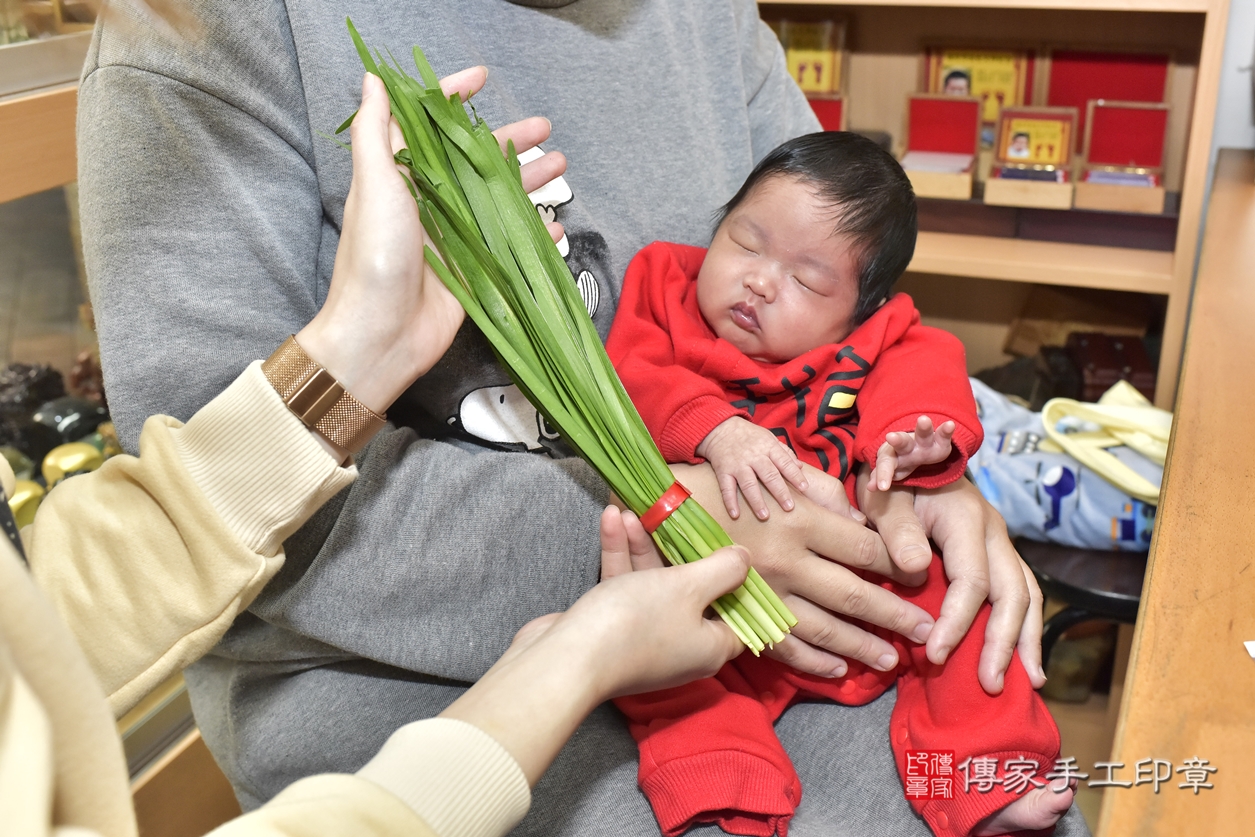 剃胎毛、滿月剃頭、嬰兒剃頭、嬰兒理髮、嬰兒剃髮、嬰兒剃胎毛、嬰兒滿月剃頭、蔣寶寶剃頭、剃胎毛儀式、剃胎毛吉祥話、滿月剃頭儀式、滿月剃頭吉祥話、蔣寶寶剃胎毛、蔣寶寶滿月剃頭理髮、 新北市永和區剃胎毛、新北市永和區滿月剃頭、新北市永和區嬰兒剃頭剃胎毛、新北市永和區嬰兒理髮、新北市嬰兒剃髮、 蔣寶寶(新北市永和區嬰兒蔣寶寶滿月剃頭理髮、嬰兒剃胎毛儀式吉祥話)。中國風會場，爸媽寶貝穿「日中韓」古裝禮服。專業拍照、DVD光碟、證書。★購買「臍帶章、肚臍章、胎毛筆刷印章」贈送：剃頭、收涎、抓周，三選一。2022.02.28照片18