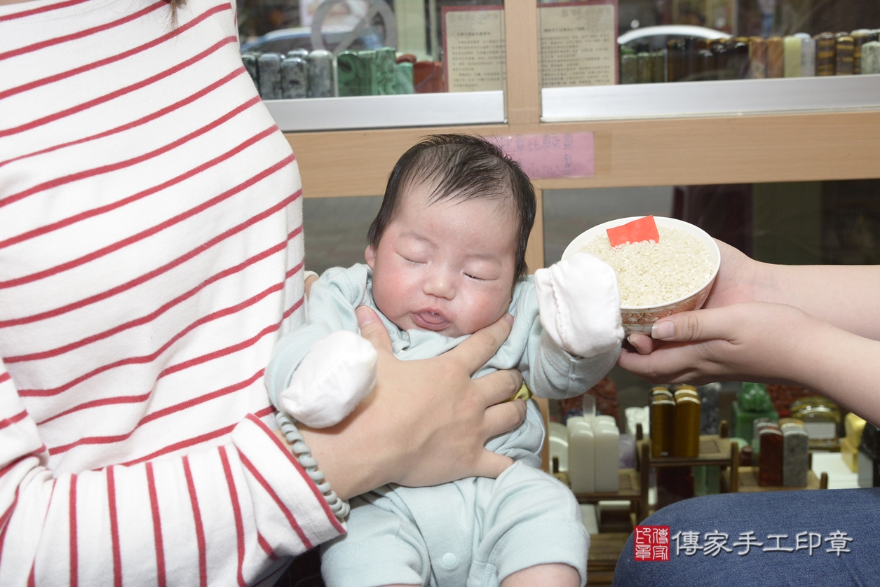 剃胎毛、滿月剃頭、嬰兒剃頭、嬰兒理髮、嬰兒剃髮、嬰兒剃胎毛、嬰兒滿月剃頭、許寶寶剃頭、剃胎毛儀式、剃胎毛吉祥話、滿月剃頭儀式、滿月剃頭吉祥話、許寶寶剃胎毛、許寶寶滿月剃頭理髮、 新北市永和區剃胎毛、新北市永和區滿月剃頭、新北市永和區嬰兒剃頭剃胎毛、新北市永和區嬰兒理髮、新北市嬰兒剃髮、 許寶寶(新北市永和區嬰兒許寶寶滿月剃頭理髮、嬰兒剃胎毛儀式吉祥話)。中國風會場，爸媽寶貝穿「日中韓」古裝禮服。專業拍照、DVD光碟、證書。★購買「臍帶章、肚臍章、胎毛筆刷印章」贈送：剃頭、收涎、抓周，三選一。2022.03.01照片7