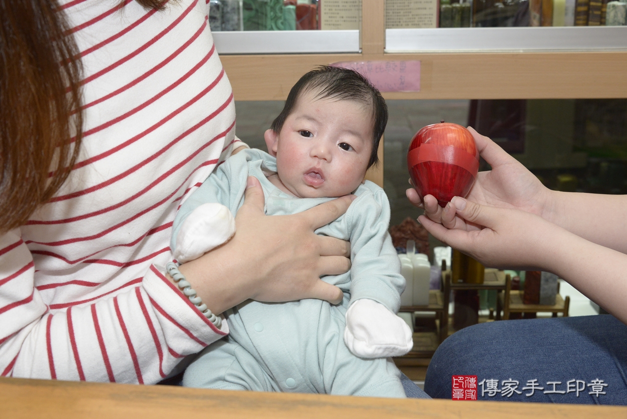 剃胎毛、滿月剃頭、嬰兒剃頭、嬰兒理髮、嬰兒剃髮、嬰兒剃胎毛、嬰兒滿月剃頭、許寶寶剃頭、剃胎毛儀式、剃胎毛吉祥話、滿月剃頭儀式、滿月剃頭吉祥話、許寶寶剃胎毛、許寶寶滿月剃頭理髮、 新北市永和區剃胎毛、新北市永和區滿月剃頭、新北市永和區嬰兒剃頭剃胎毛、新北市永和區嬰兒理髮、新北市嬰兒剃髮、 許寶寶(新北市永和區嬰兒許寶寶滿月剃頭理髮、嬰兒剃胎毛儀式吉祥話)。中國風會場，爸媽寶貝穿「日中韓」古裝禮服。專業拍照、DVD光碟、證書。★購買「臍帶章、肚臍章、胎毛筆刷印章」贈送：剃頭、收涎、抓周，三選一。2022.03.01照片12