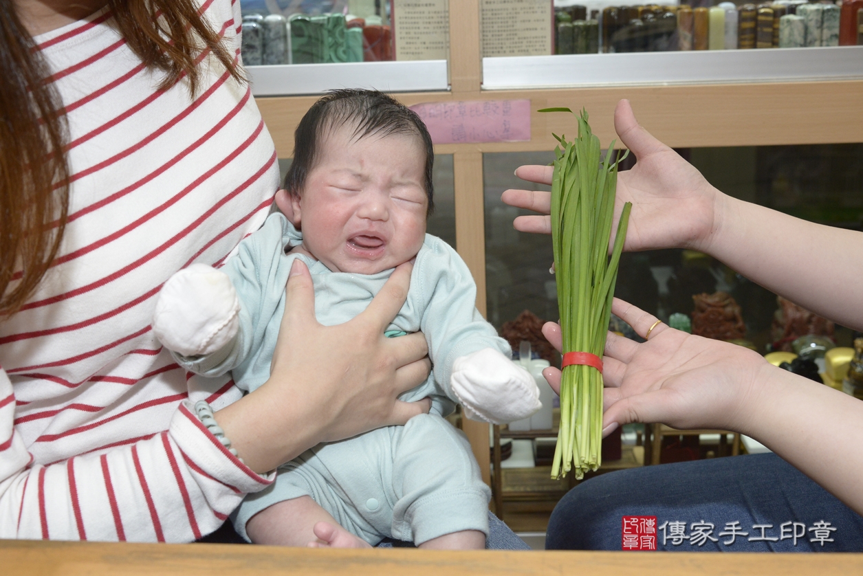 剃胎毛、滿月剃頭、嬰兒剃頭、嬰兒理髮、嬰兒剃髮、嬰兒剃胎毛、嬰兒滿月剃頭、許寶寶剃頭、剃胎毛儀式、剃胎毛吉祥話、滿月剃頭儀式、滿月剃頭吉祥話、許寶寶剃胎毛、許寶寶滿月剃頭理髮、 新北市永和區剃胎毛、新北市永和區滿月剃頭、新北市永和區嬰兒剃頭剃胎毛、新北市永和區嬰兒理髮、新北市嬰兒剃髮、 許寶寶(新北市永和區嬰兒許寶寶滿月剃頭理髮、嬰兒剃胎毛儀式吉祥話)。中國風會場，爸媽寶貝穿「日中韓」古裝禮服。專業拍照、DVD光碟、證書。★購買「臍帶章、肚臍章、胎毛筆刷印章」贈送：剃頭、收涎、抓周，三選一。2022.03.01照片16