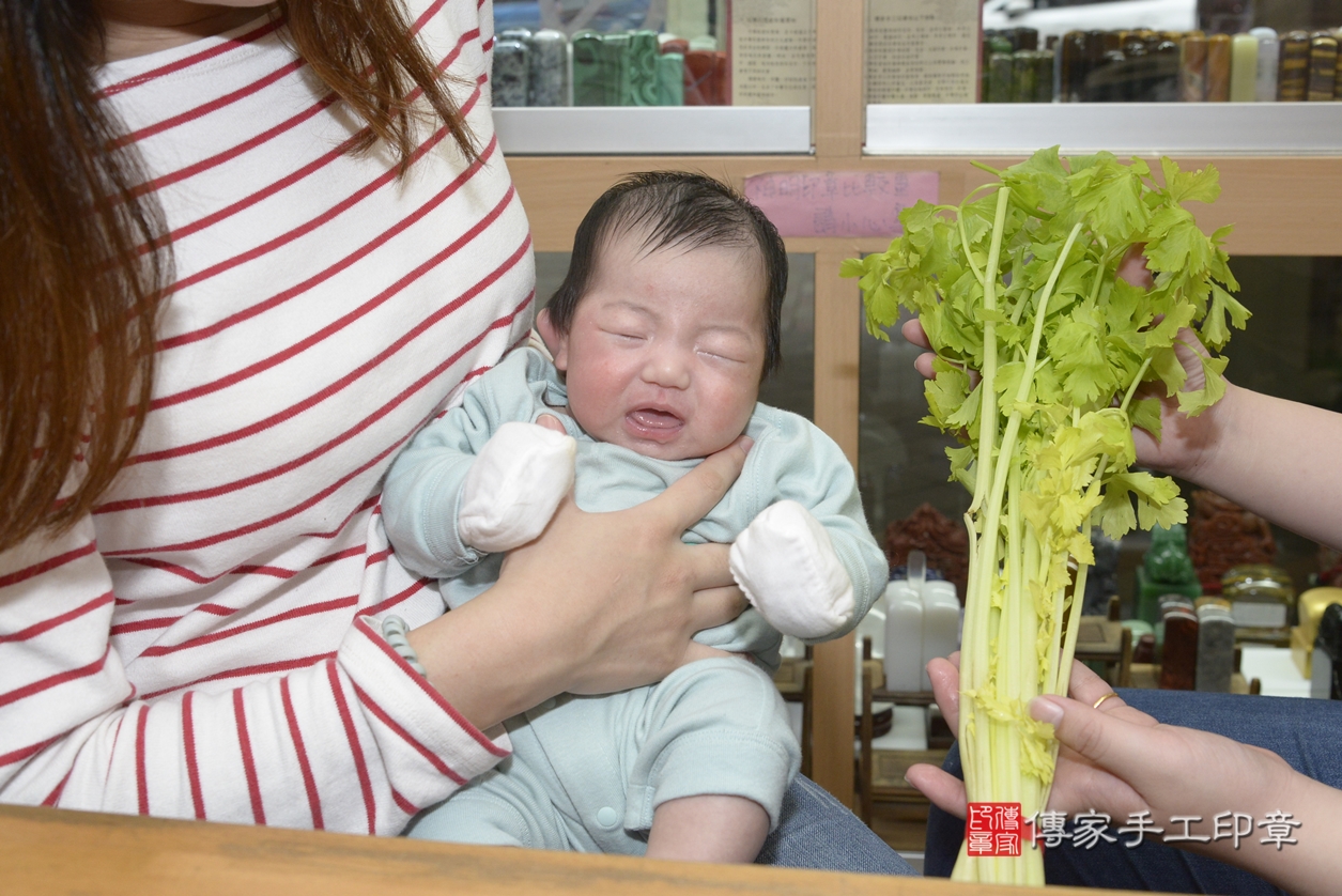 剃胎毛、滿月剃頭、嬰兒剃頭、嬰兒理髮、嬰兒剃髮、嬰兒剃胎毛、嬰兒滿月剃頭、許寶寶剃頭、剃胎毛儀式、剃胎毛吉祥話、滿月剃頭儀式、滿月剃頭吉祥話、許寶寶剃胎毛、許寶寶滿月剃頭理髮、 新北市永和區剃胎毛、新北市永和區滿月剃頭、新北市永和區嬰兒剃頭剃胎毛、新北市永和區嬰兒理髮、新北市嬰兒剃髮、 許寶寶(新北市永和區嬰兒許寶寶滿月剃頭理髮、嬰兒剃胎毛儀式吉祥話)。中國風會場，爸媽寶貝穿「日中韓」古裝禮服。專業拍照、DVD光碟、證書。★購買「臍帶章、肚臍章、胎毛筆刷印章」贈送：剃頭、收涎、抓周，三選一。2022.03.01照片17