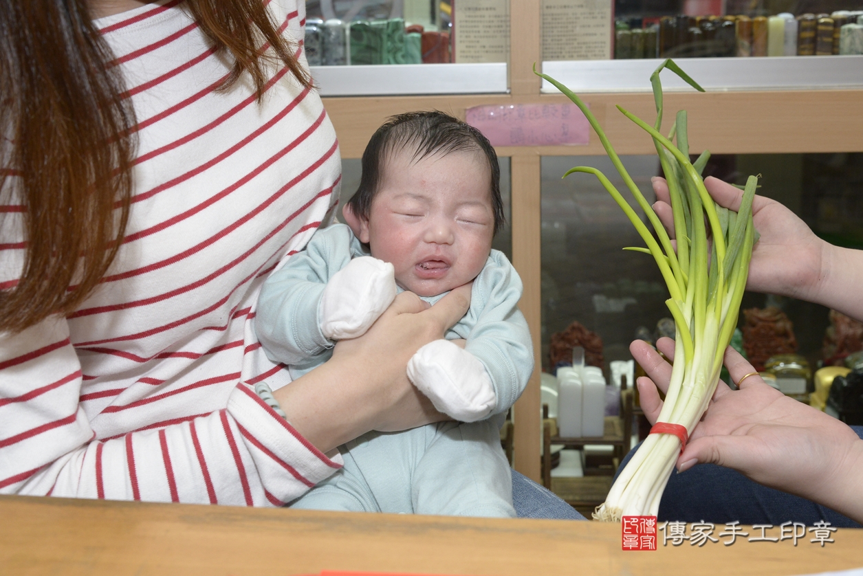 剃胎毛、滿月剃頭、嬰兒剃頭、嬰兒理髮、嬰兒剃髮、嬰兒剃胎毛、嬰兒滿月剃頭、許寶寶剃頭、剃胎毛儀式、剃胎毛吉祥話、滿月剃頭儀式、滿月剃頭吉祥話、許寶寶剃胎毛、許寶寶滿月剃頭理髮、 新北市永和區剃胎毛、新北市永和區滿月剃頭、新北市永和區嬰兒剃頭剃胎毛、新北市永和區嬰兒理髮、新北市嬰兒剃髮、 許寶寶(新北市永和區嬰兒許寶寶滿月剃頭理髮、嬰兒剃胎毛儀式吉祥話)。中國風會場，爸媽寶貝穿「日中韓」古裝禮服。專業拍照、DVD光碟、證書。★購買「臍帶章、肚臍章、胎毛筆刷印章」贈送：剃頭、收涎、抓周，三選一。2022.03.01照片18