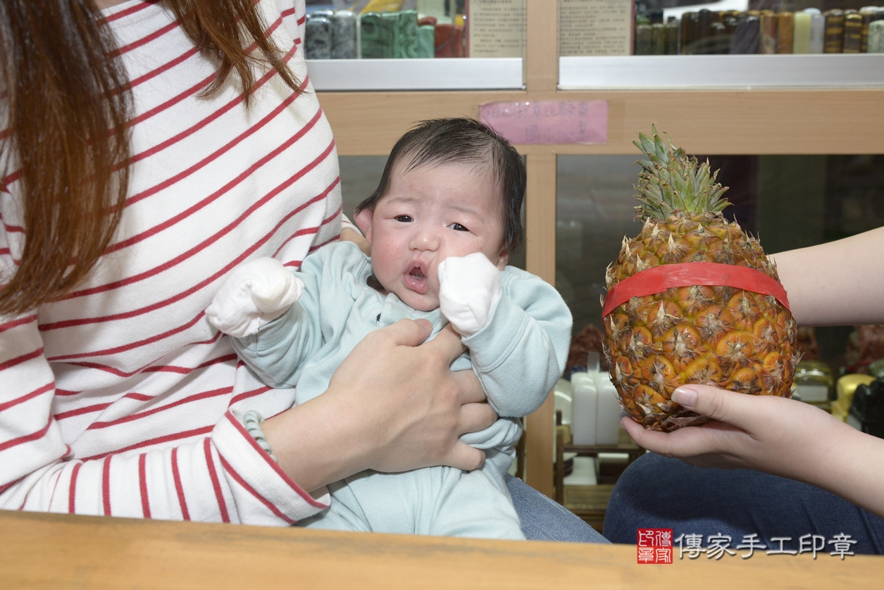 剃胎毛、滿月剃頭、嬰兒剃頭、嬰兒理髮、嬰兒剃髮、嬰兒剃胎毛、嬰兒滿月剃頭、許寶寶剃頭、剃胎毛儀式、剃胎毛吉祥話、滿月剃頭儀式、滿月剃頭吉祥話、許寶寶剃胎毛、許寶寶滿月剃頭理髮、 新北市永和區剃胎毛、新北市永和區滿月剃頭、新北市永和區嬰兒剃頭剃胎毛、新北市永和區嬰兒理髮、新北市嬰兒剃髮、 許寶寶(新北市永和區嬰兒許寶寶滿月剃頭理髮、嬰兒剃胎毛儀式吉祥話)。中國風會場，爸媽寶貝穿「日中韓」古裝禮服。專業拍照、DVD光碟、證書。★購買「臍帶章、肚臍章、胎毛筆刷印章」贈送：剃頭、收涎、抓周，三選一。2022.03.01照片19