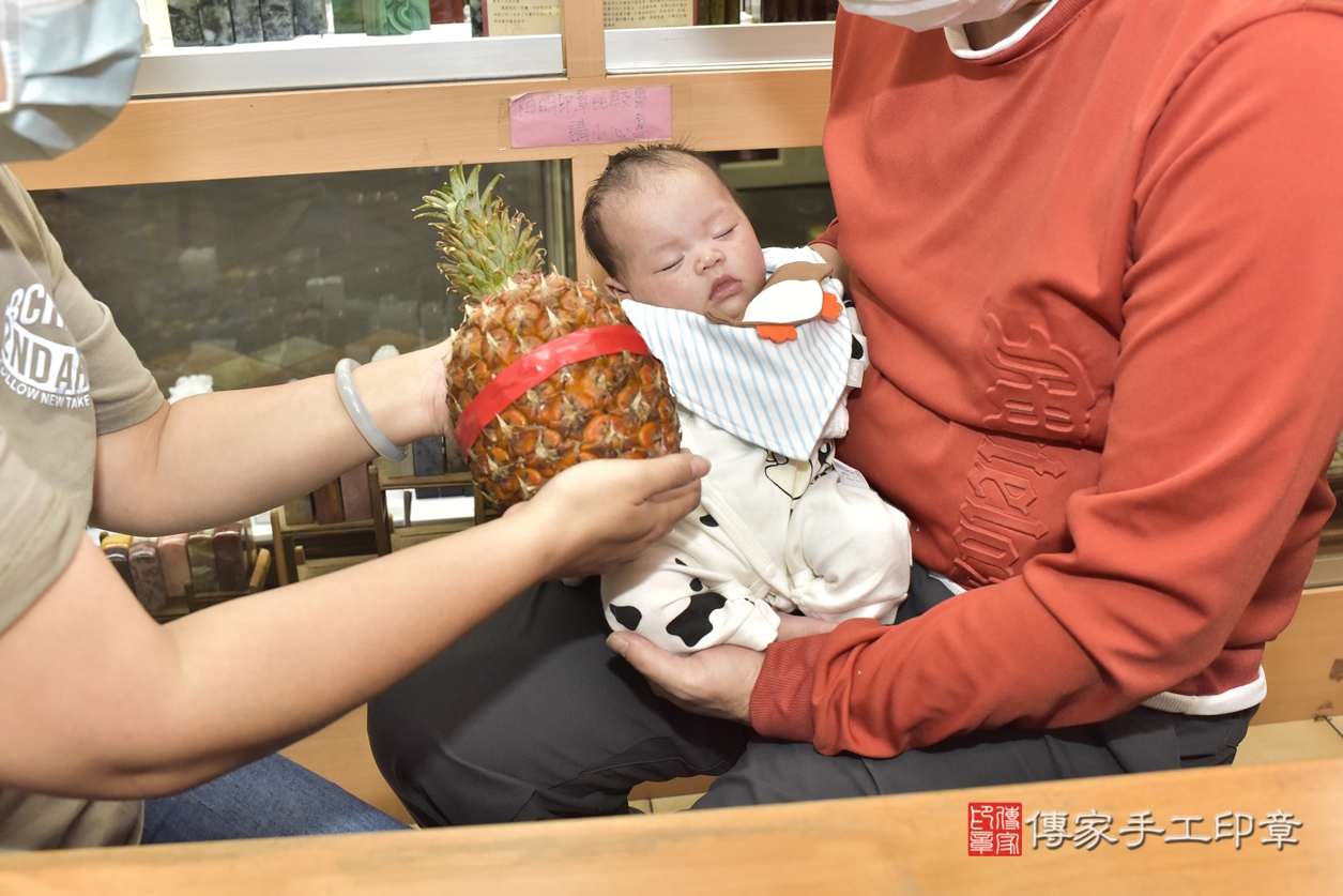 剃胎毛、滿月剃頭、嬰兒剃頭、嬰兒理髮、嬰兒剃髮、嬰兒剃胎毛、嬰兒滿月剃頭、劉寶寶剃頭、剃胎毛儀式、剃胎毛吉祥話、滿月剃頭儀式、滿月剃頭吉祥話、劉寶寶剃胎毛、劉寶寶滿月剃頭理髮、 新北市永和區剃胎毛、新北市永和區滿月剃頭、新北市永和區嬰兒剃頭剃胎毛、新北市永和區嬰兒理髮、新北市嬰兒剃髮、 劉寶寶(新北市永和區嬰兒劉寶寶滿月剃頭理髮、嬰兒剃胎毛儀式吉祥話)。中國風會場，爸媽寶貝穿「日中韓」古裝禮服。專業拍照、DVD光碟、證書。★購買「臍帶章、肚臍章、胎毛筆刷印章」贈送：剃頭、收涎、抓周，三選一。2022.03.05照片21