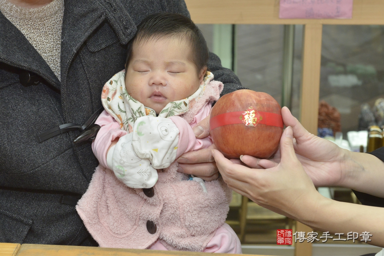 剃胎毛、滿月剃頭、嬰兒剃頭、嬰兒理髮、嬰兒剃髮、嬰兒剃胎毛、嬰兒滿月剃頭、簡寶寶剃頭、剃胎毛儀式、剃胎毛吉祥話、滿月剃頭儀式、滿月剃頭吉祥話、簡寶寶剃胎毛、簡寶寶滿月剃頭理髮、 新北市永和區剃胎毛、新北市永和區滿月剃頭、新北市永和區嬰兒剃頭剃胎毛、新北市永和區嬰兒理髮、新北市嬰兒剃髮、 簡寶寶(新北市永和區嬰兒簡寶寶滿月剃頭理髮、嬰兒剃胎毛儀式吉祥話)。中國風會場，爸媽寶貝穿「日中韓」古裝禮服。專業拍照、DVD光碟、證書。★購買「臍帶章、肚臍章、胎毛筆刷印章」贈送：剃頭、收涎、抓周，三選一。2022.03.05照片9