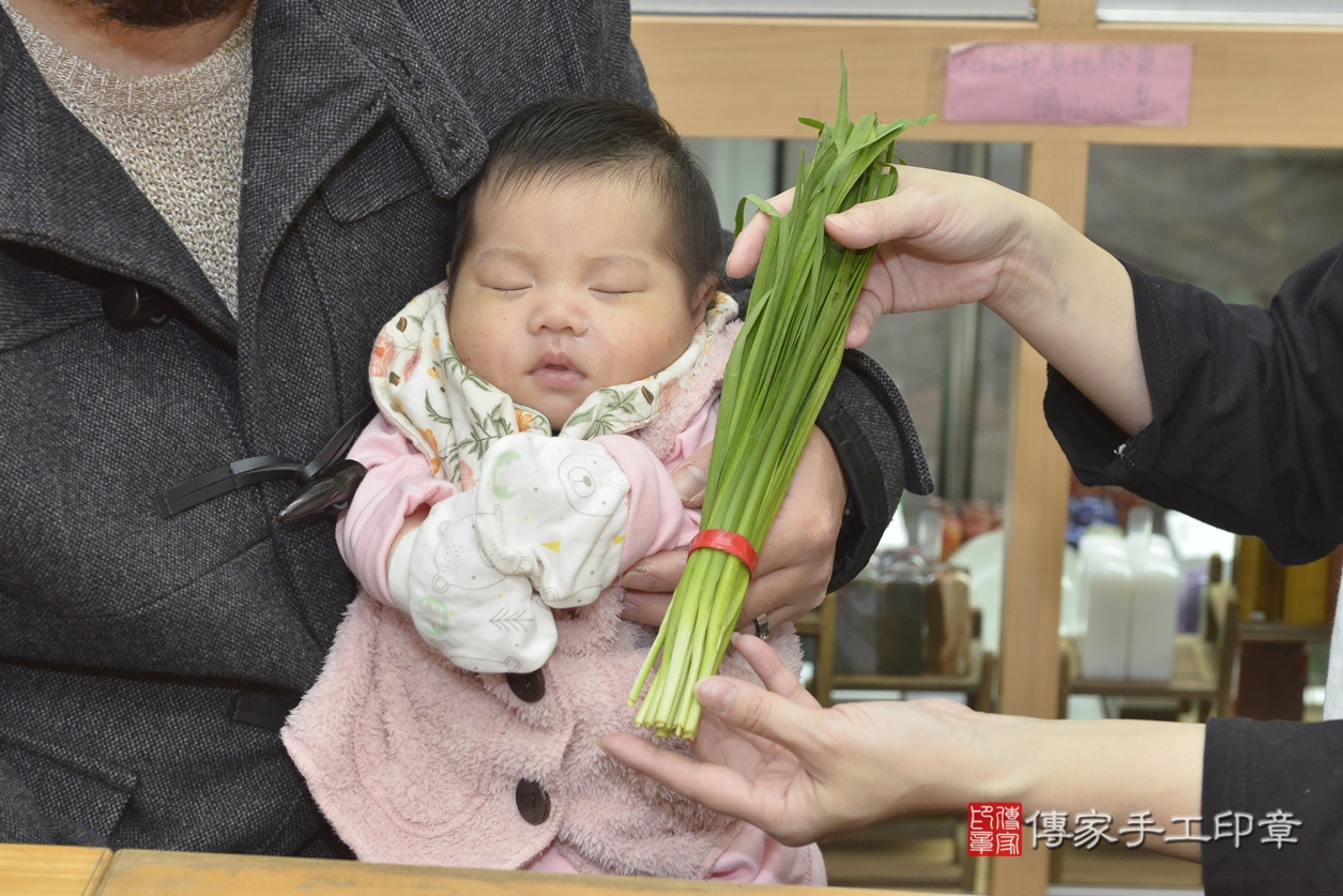 剃胎毛、滿月剃頭、嬰兒剃頭、嬰兒理髮、嬰兒剃髮、嬰兒剃胎毛、嬰兒滿月剃頭、簡寶寶剃頭、剃胎毛儀式、剃胎毛吉祥話、滿月剃頭儀式、滿月剃頭吉祥話、簡寶寶剃胎毛、簡寶寶滿月剃頭理髮、 新北市永和區剃胎毛、新北市永和區滿月剃頭、新北市永和區嬰兒剃頭剃胎毛、新北市永和區嬰兒理髮、新北市嬰兒剃髮、 簡寶寶(新北市永和區嬰兒簡寶寶滿月剃頭理髮、嬰兒剃胎毛儀式吉祥話)。中國風會場，爸媽寶貝穿「日中韓」古裝禮服。專業拍照、DVD光碟、證書。★購買「臍帶章、肚臍章、胎毛筆刷印章」贈送：剃頭、收涎、抓周，三選一。2022.03.05照片15